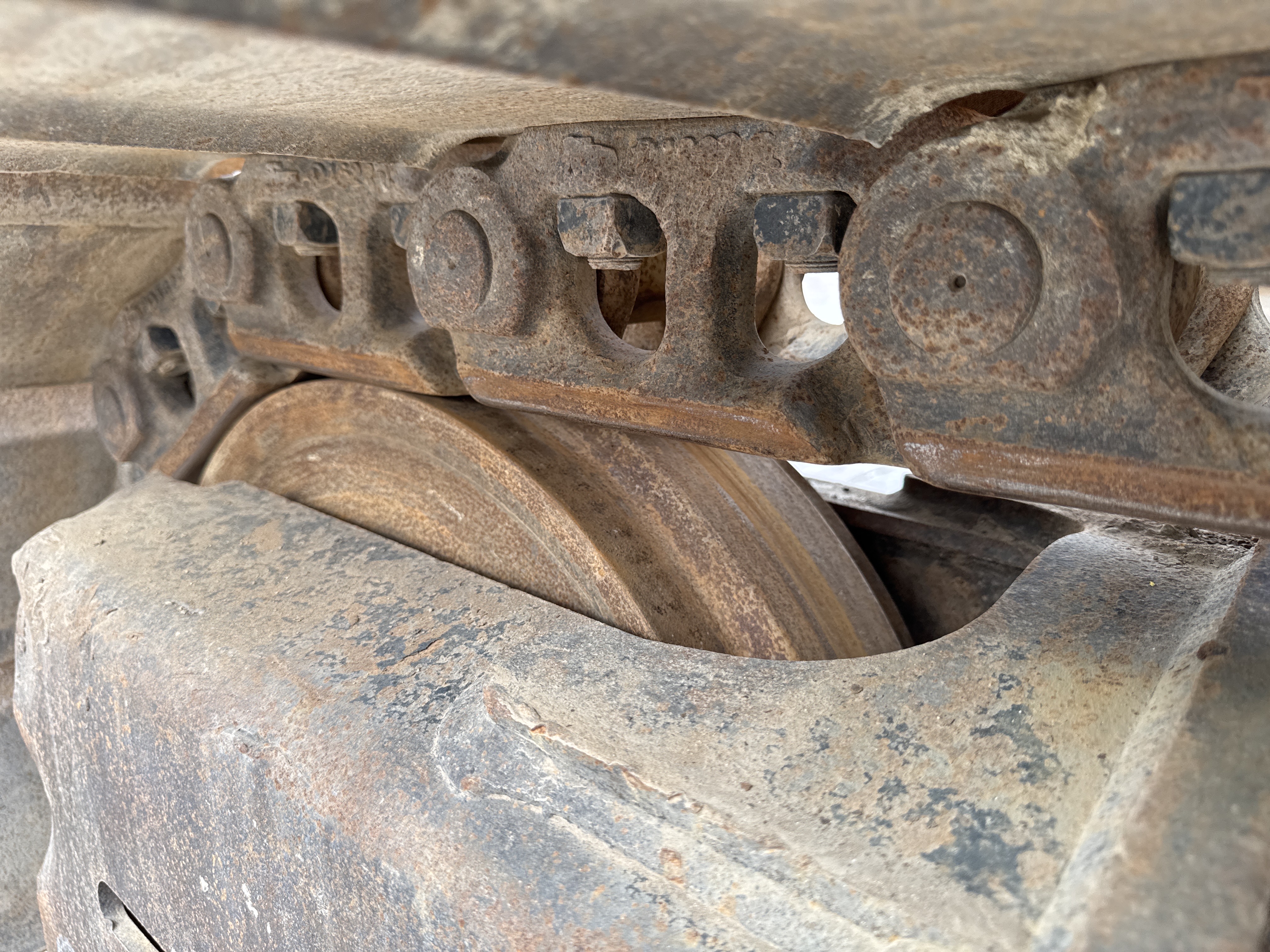 MDX-018-Hitachi-ZX225USRLC-6-Medium-excavators-inspection-Undercarriage-left-idler-1