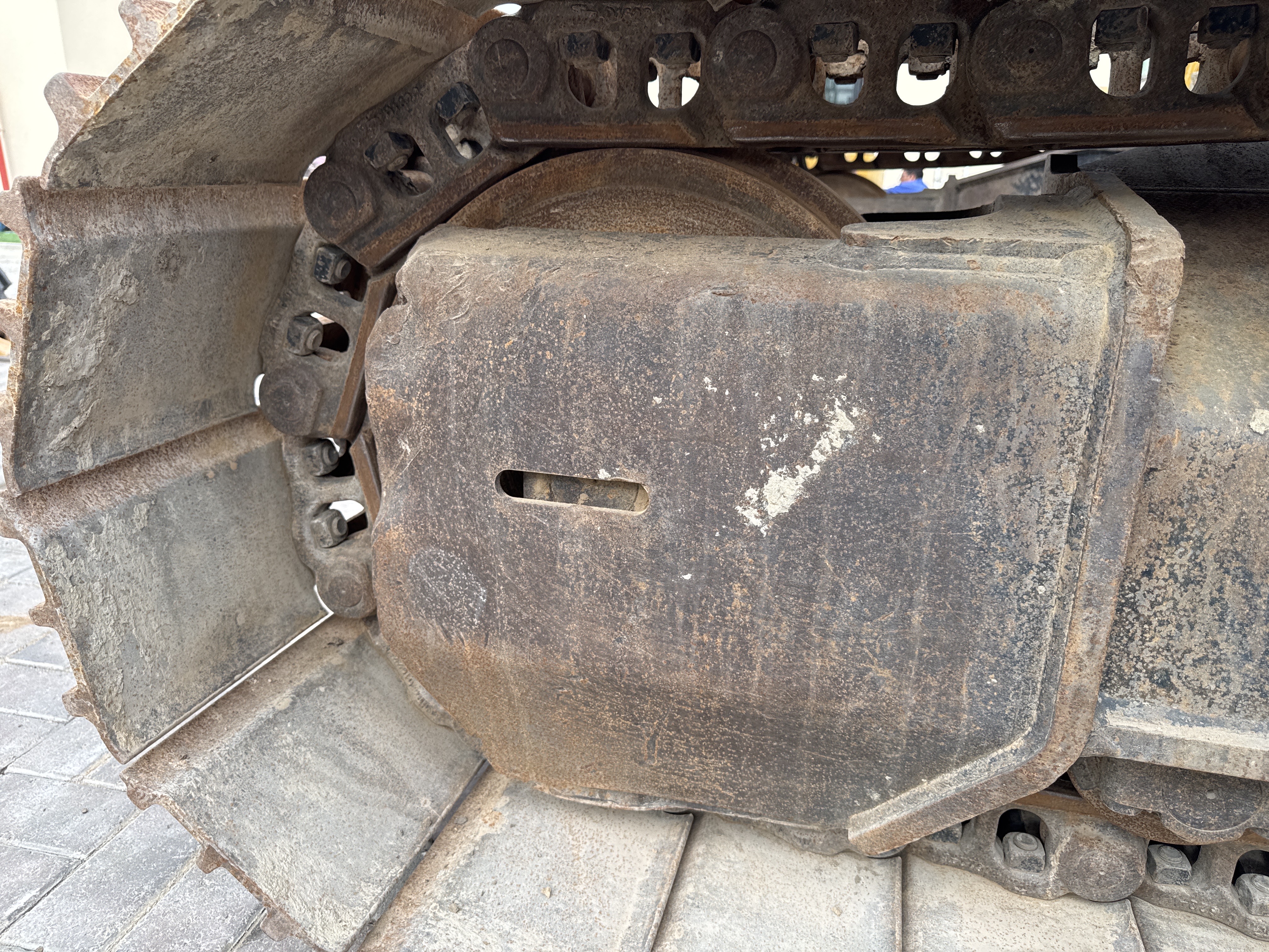 MDX-018-Hitachi-ZX225USRLC-6-Medium-excavators-inspection-Undercarriage-left-idler-1