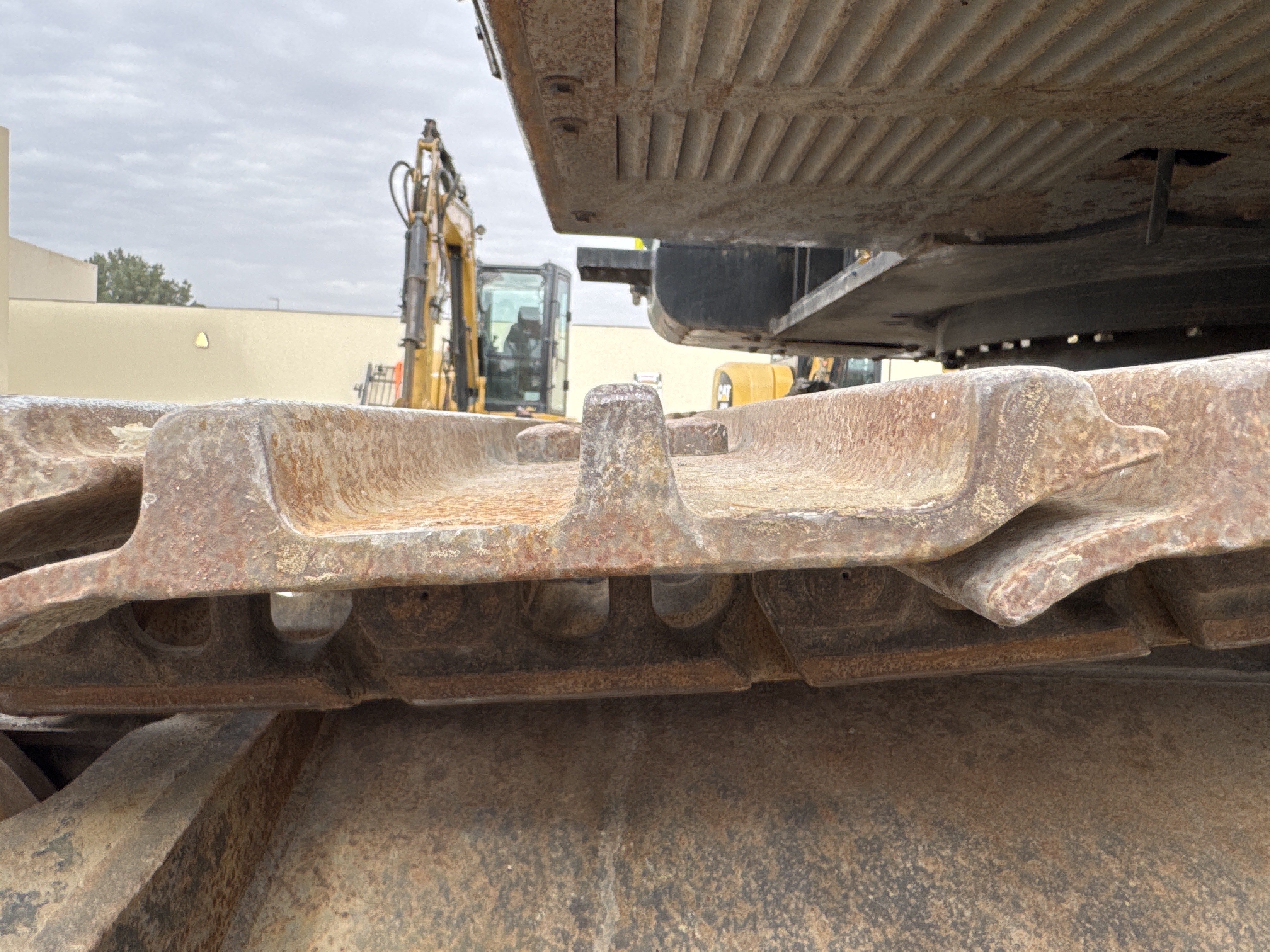 MDX-018-Hitachi-ZX225USRLC-6-Medium-excavators-inspection-Undercarriage-Left-track-shoes-1