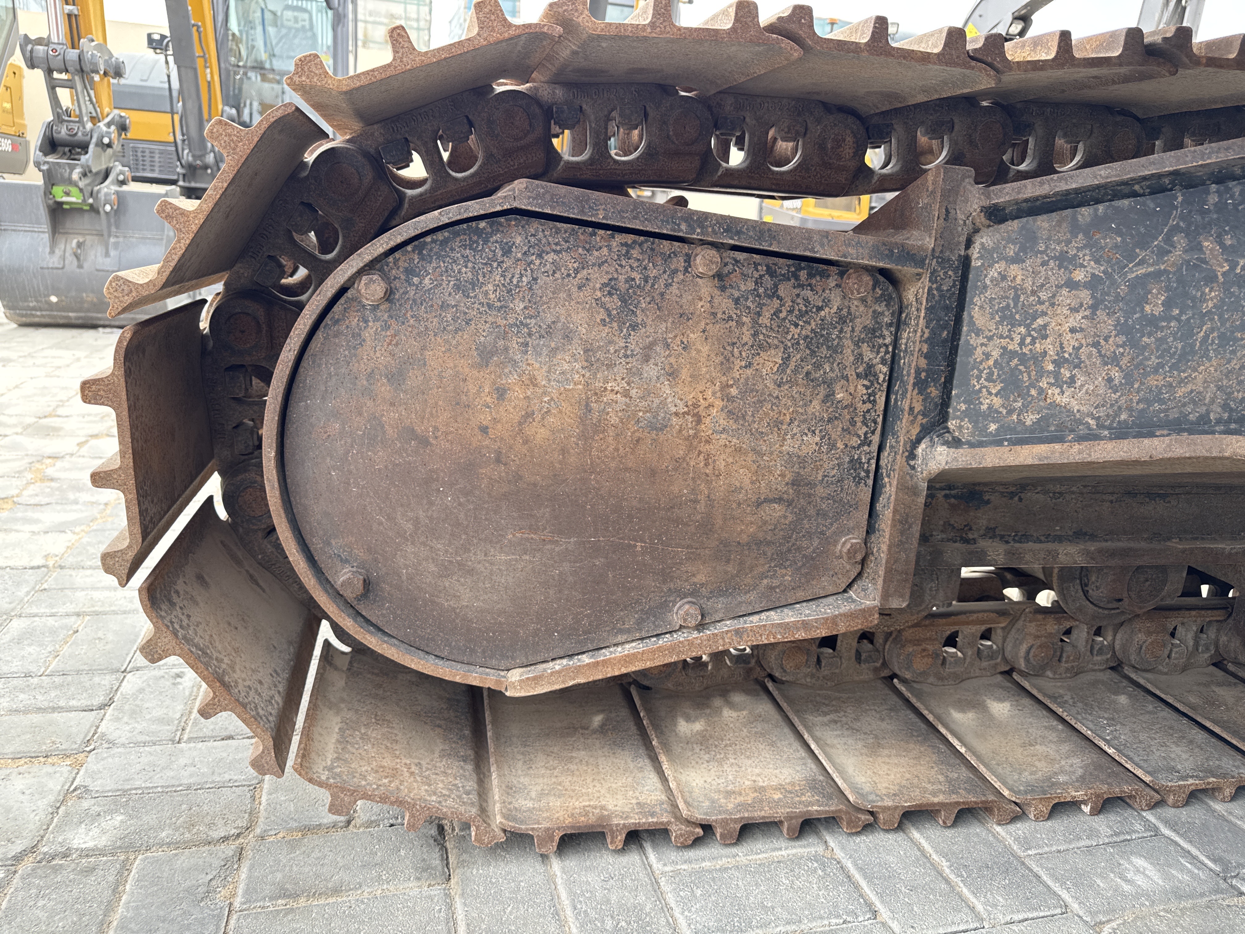 MDX-018-Hitachi-ZX225USRLC-6-Medium-excavators-inspection-Undercarriage-Final-drive-1