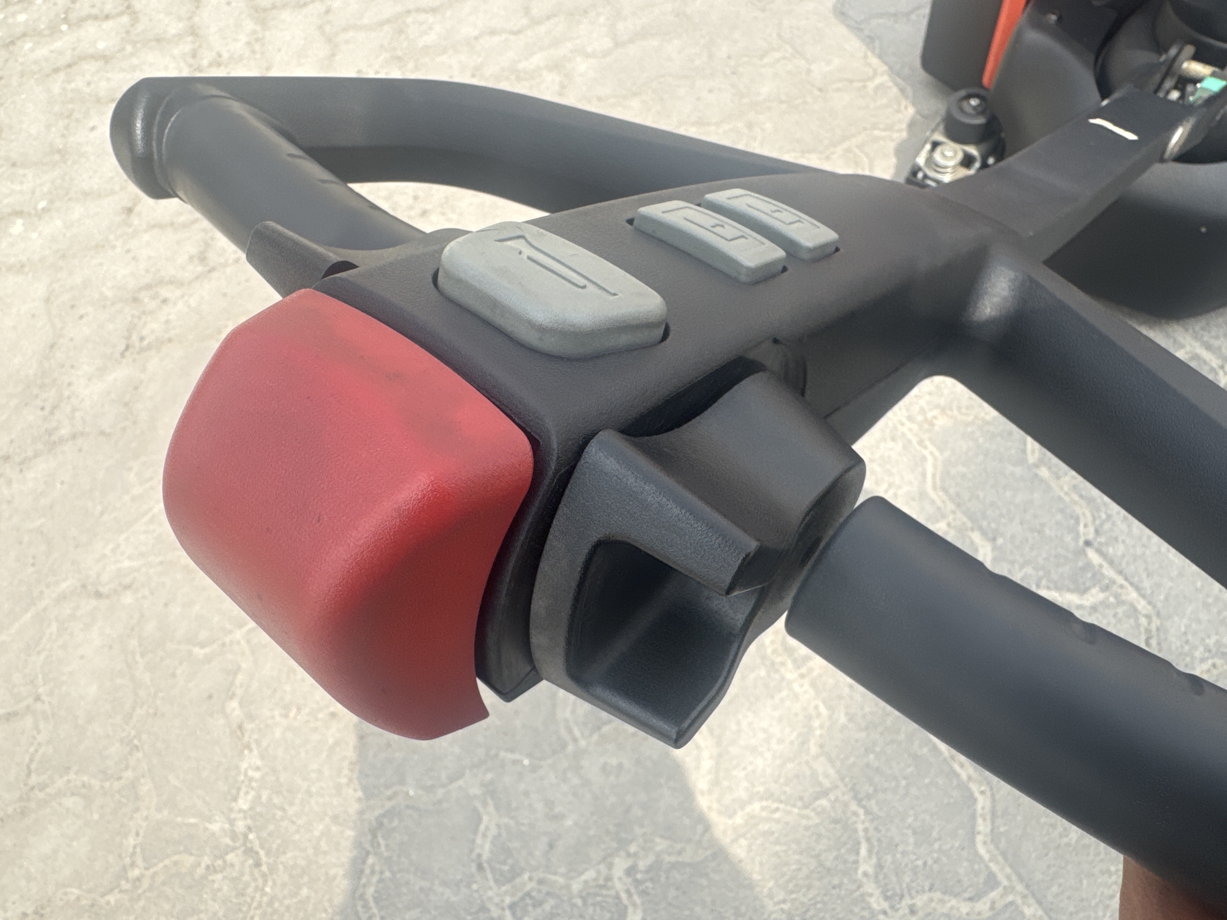 PTM-001-Toyota-Tyro-LHE150-Pallet-trucks-inspection-Cabin-Direction-control-1