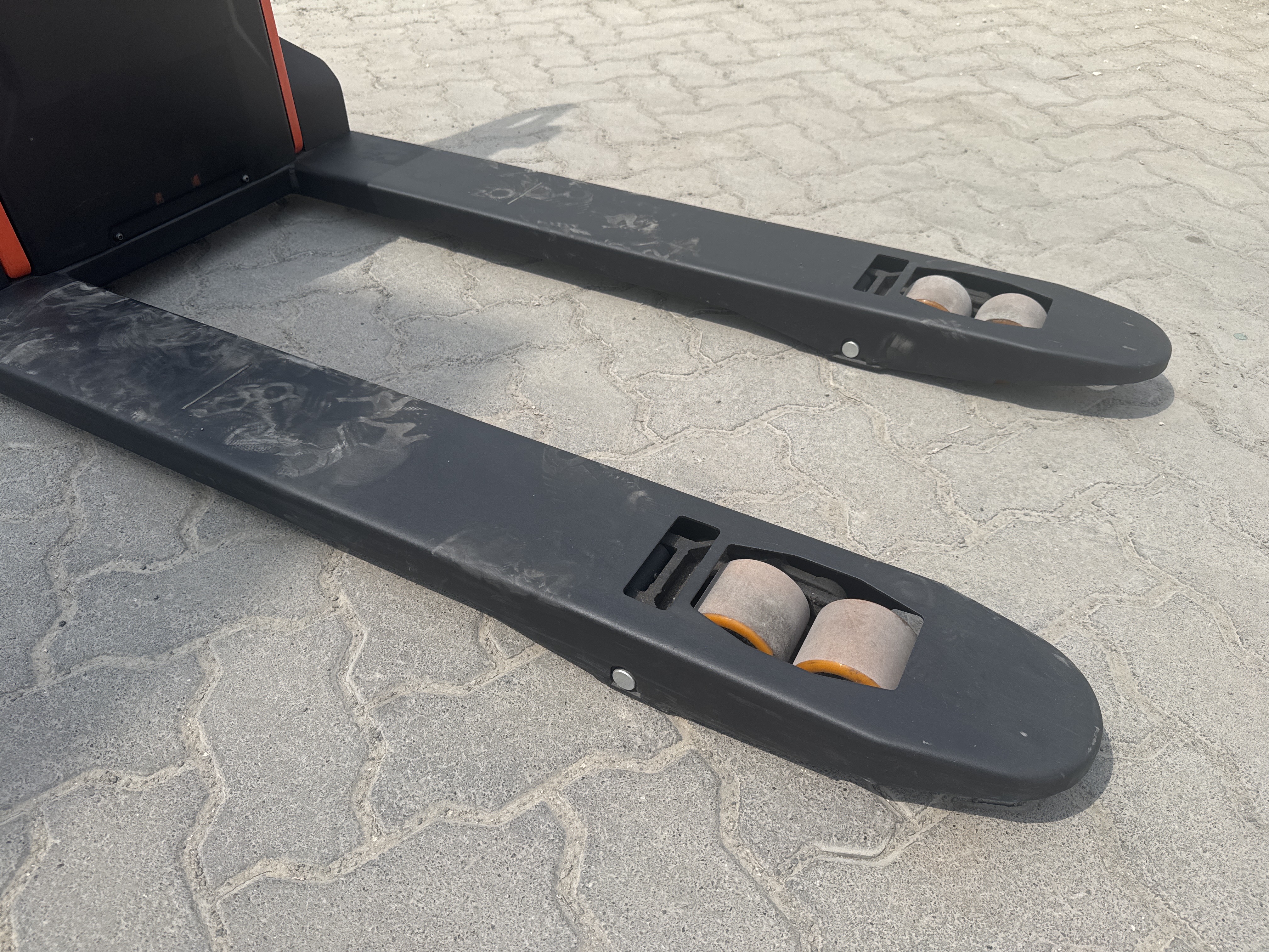 PTM-001-Toyota-Tyro-LHE150-Pallet-trucks-inspection-Chassis-Forks-1