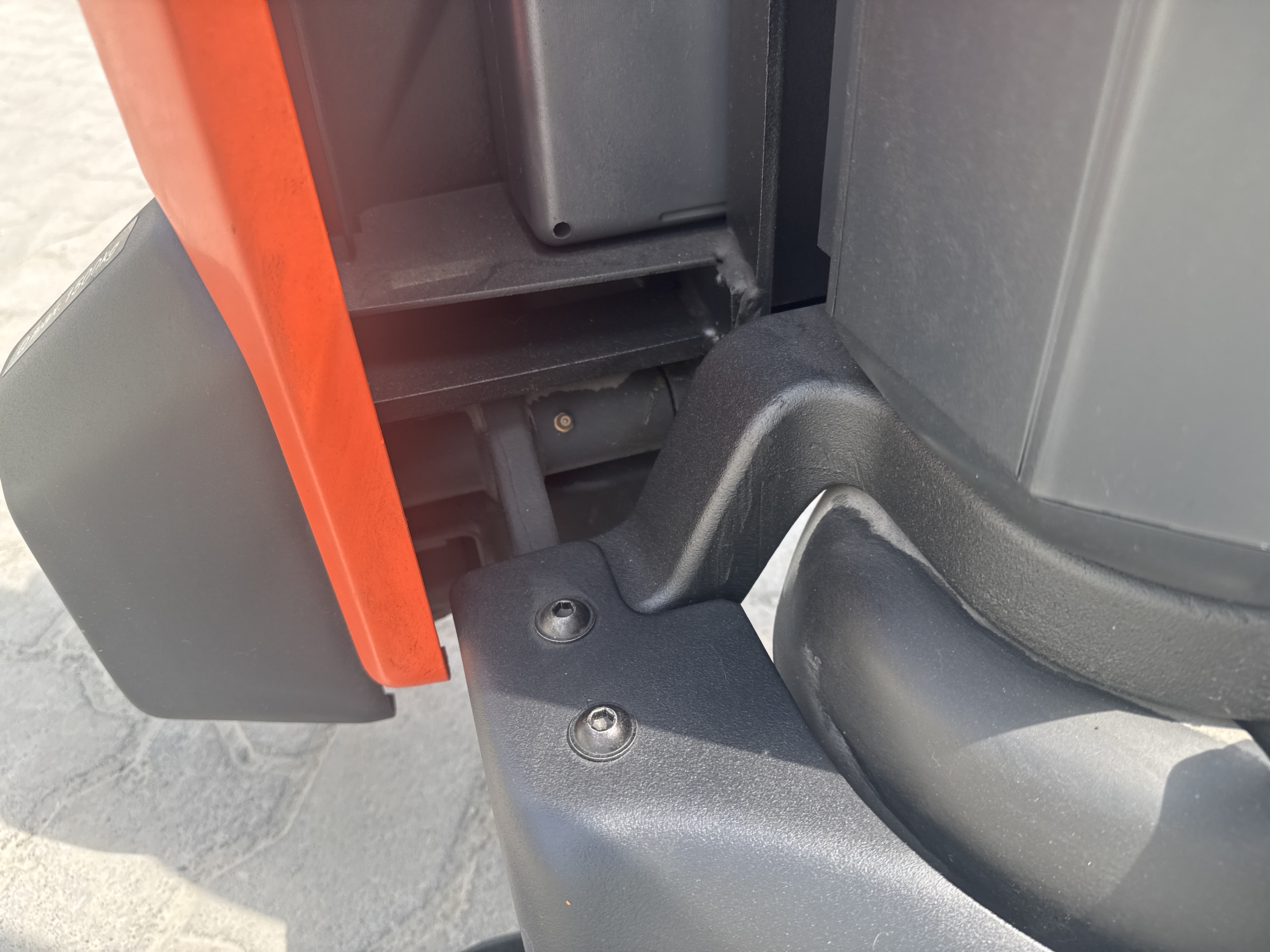 PTM-001-Toyota-Tyro-LHE150-Pallet-trucks-inspection-Chassis-Carriage-1