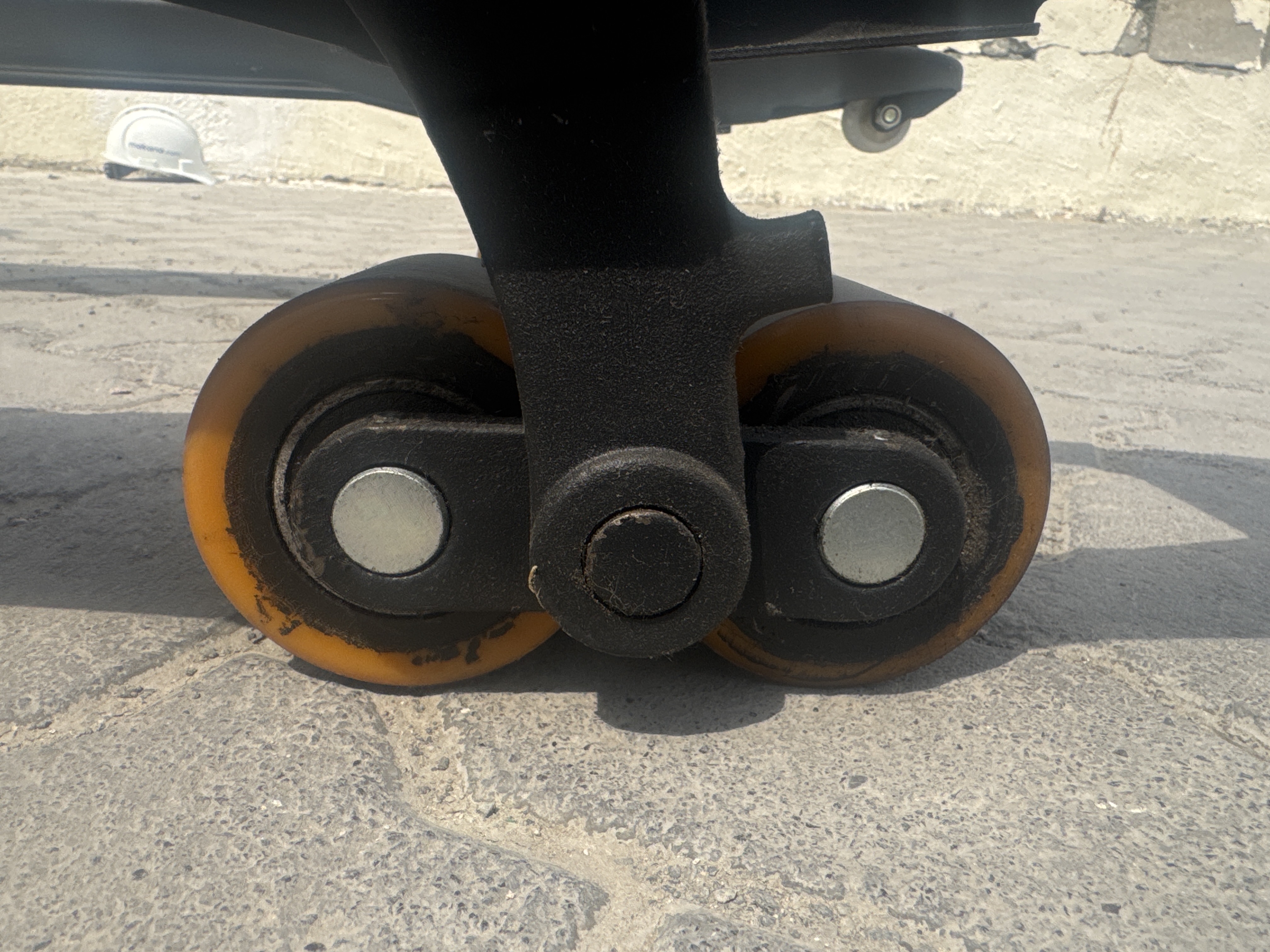 PTM-001-Toyota-Tyro-LHE150-Pallet-trucks-inspection-Chassis-Tires-condition-1