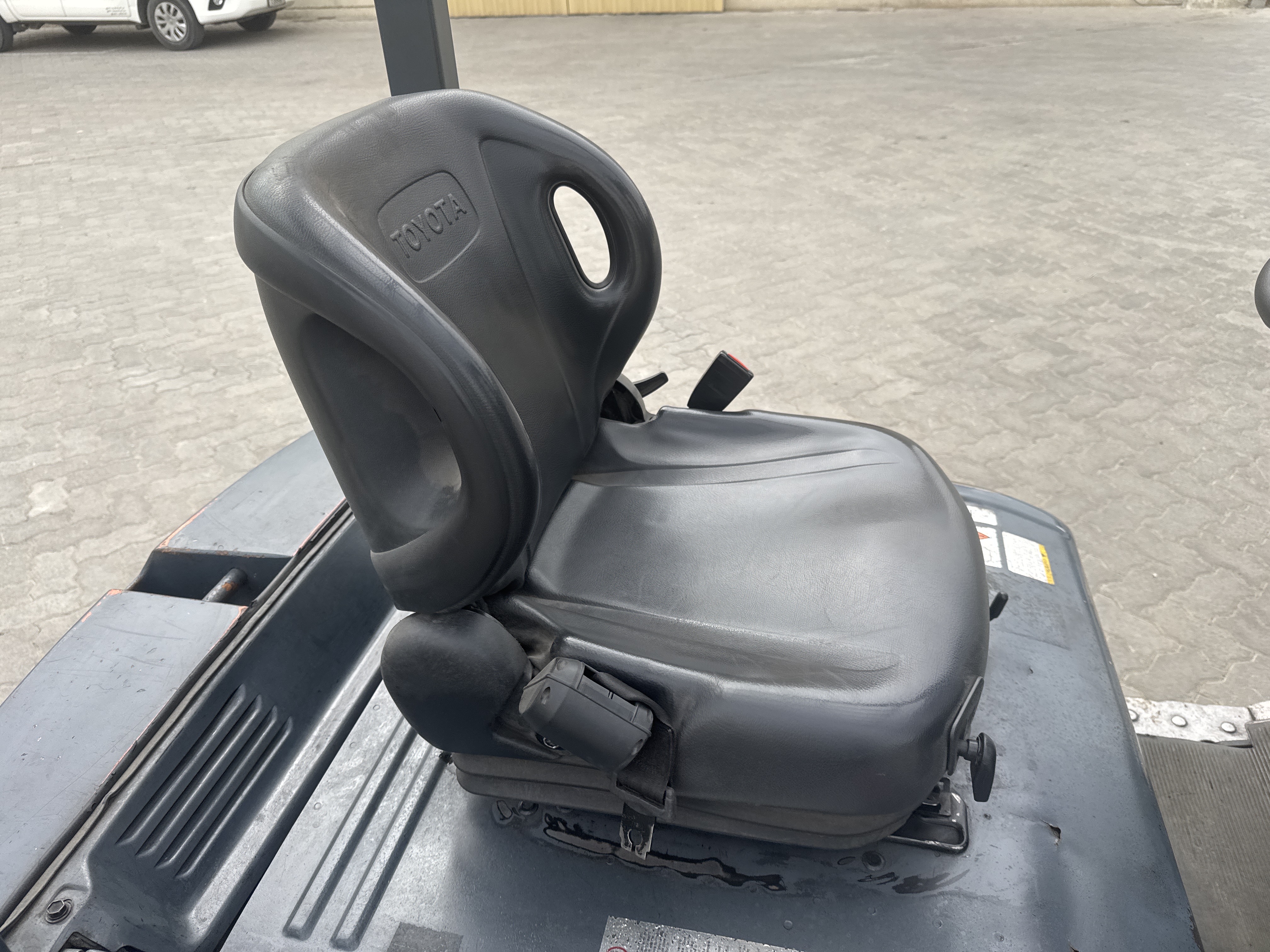 FLM-021-Toyota-8FBE20-Forklifts-inspection-Cabin-Seats/armrests-1