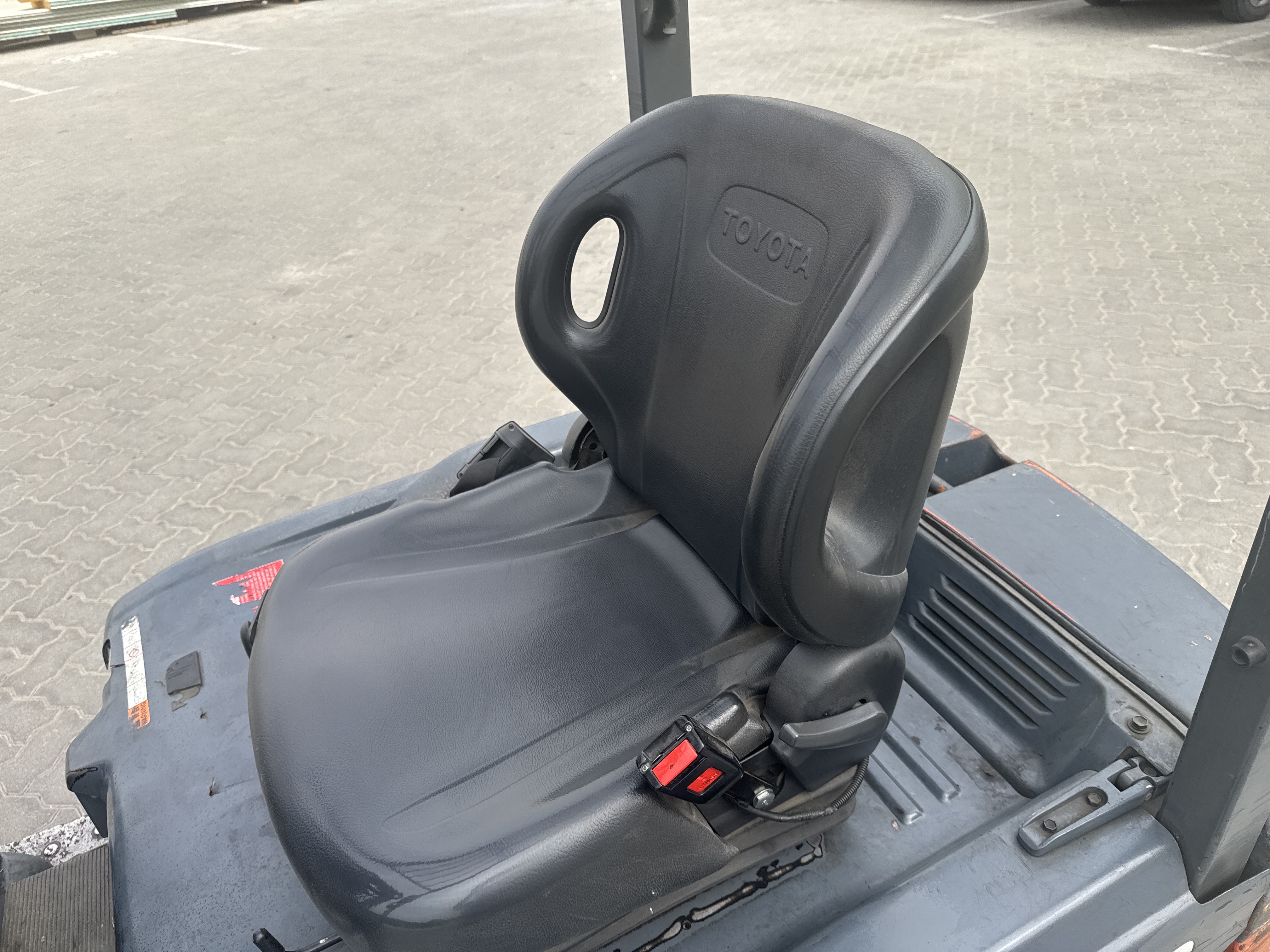 FLM-021-Toyota-8FBE20-Forklifts-inspection-Cabin-Seats/armrests-1
