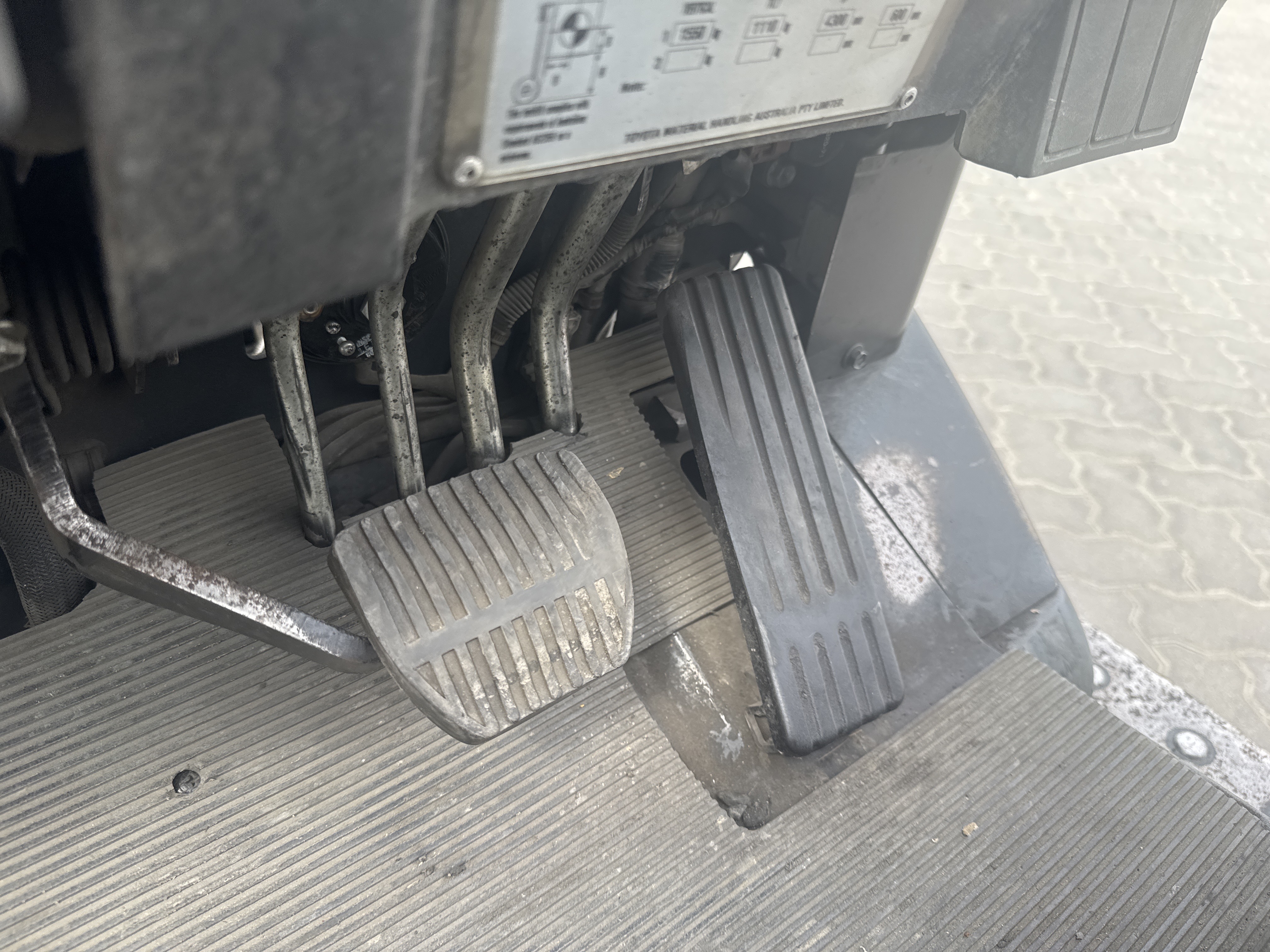 FLM-021-Toyota-8FBE20-Forklifts-inspection-Cabin-Pedals-1