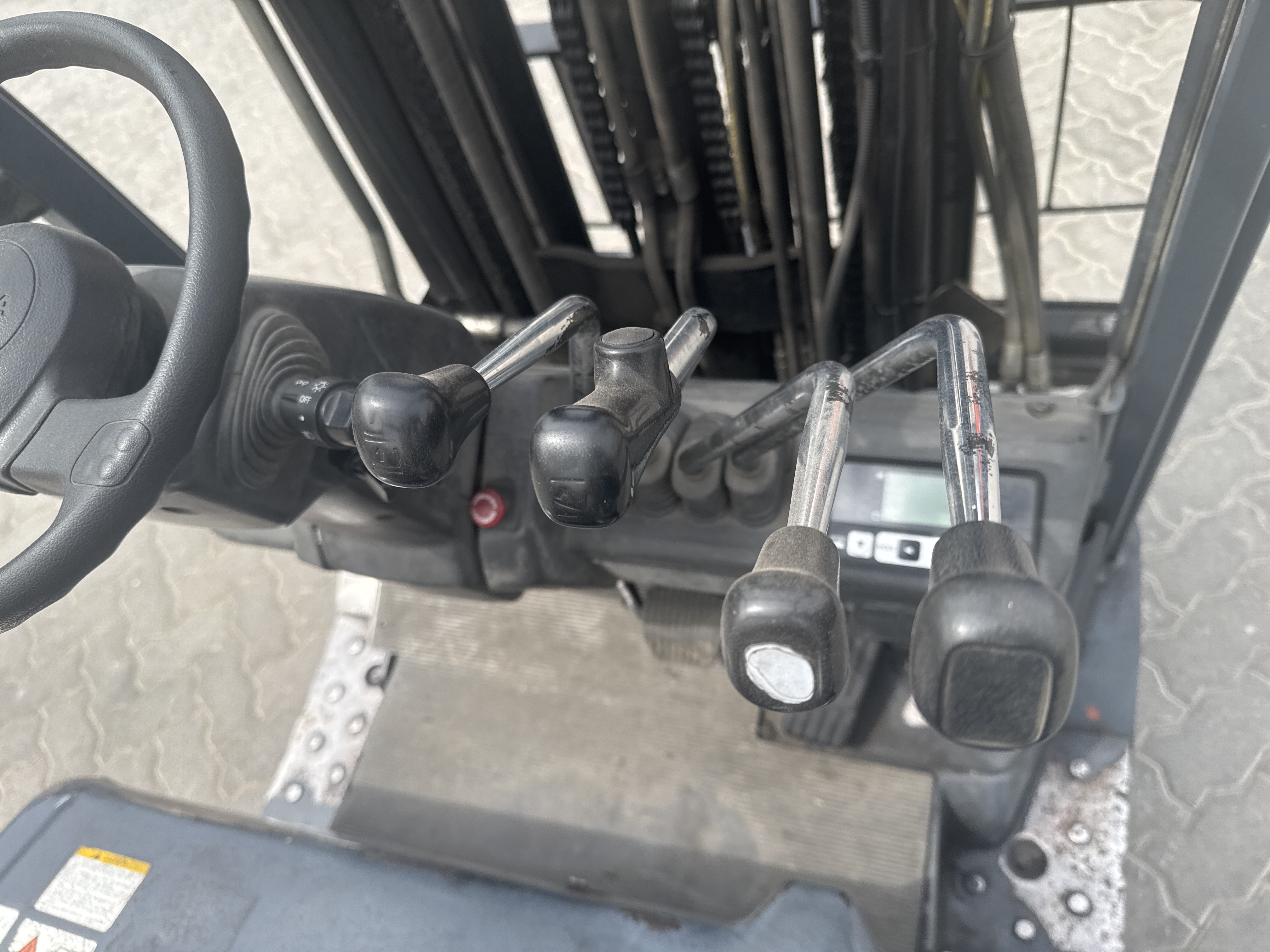 FLM-021-Toyota-8FBE20-Forklifts-inspection-Cabin-Joysticks-1