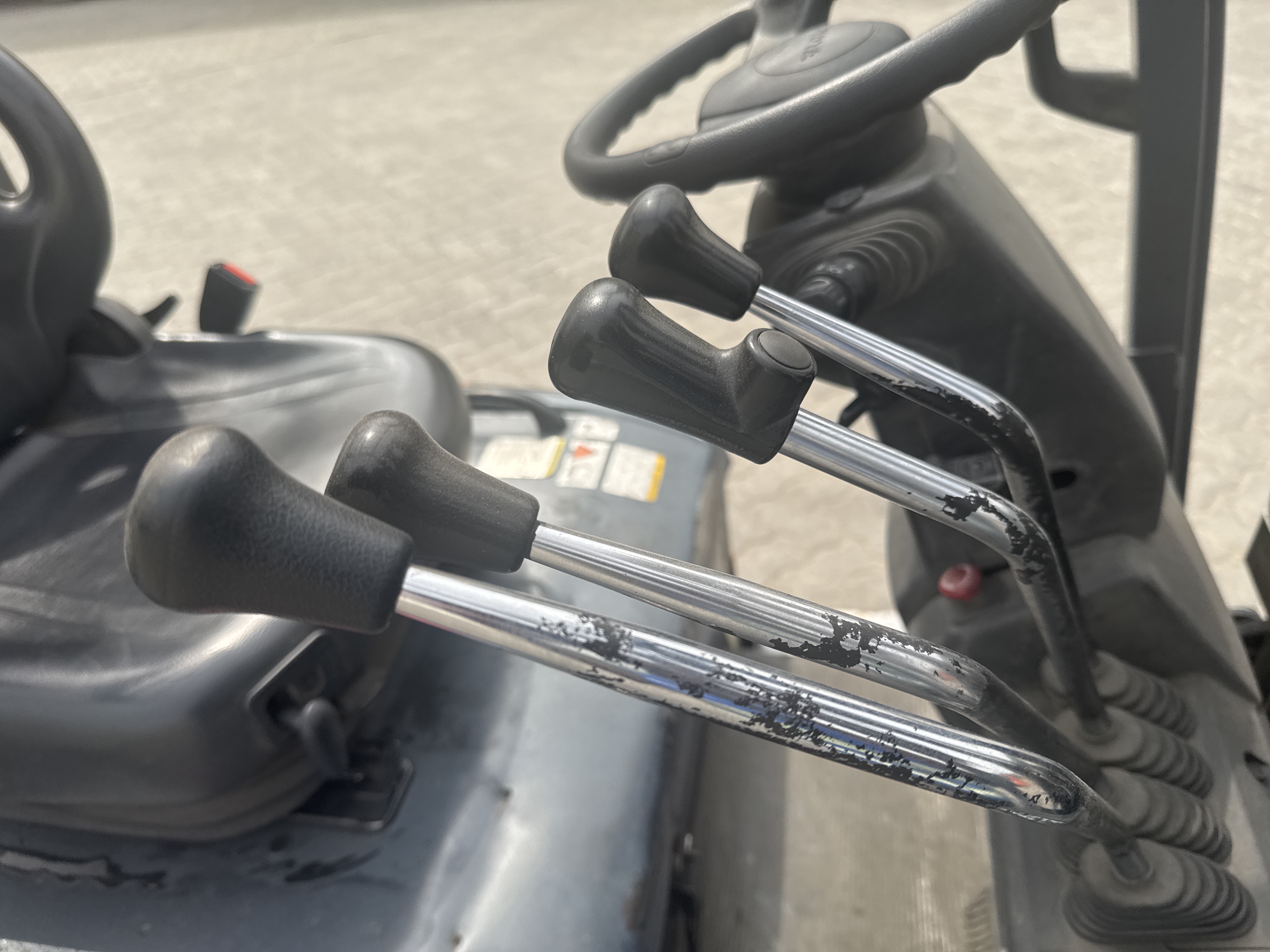 FLM-021-Toyota-8FBE20-Forklifts-inspection-Cabin-Joysticks-1