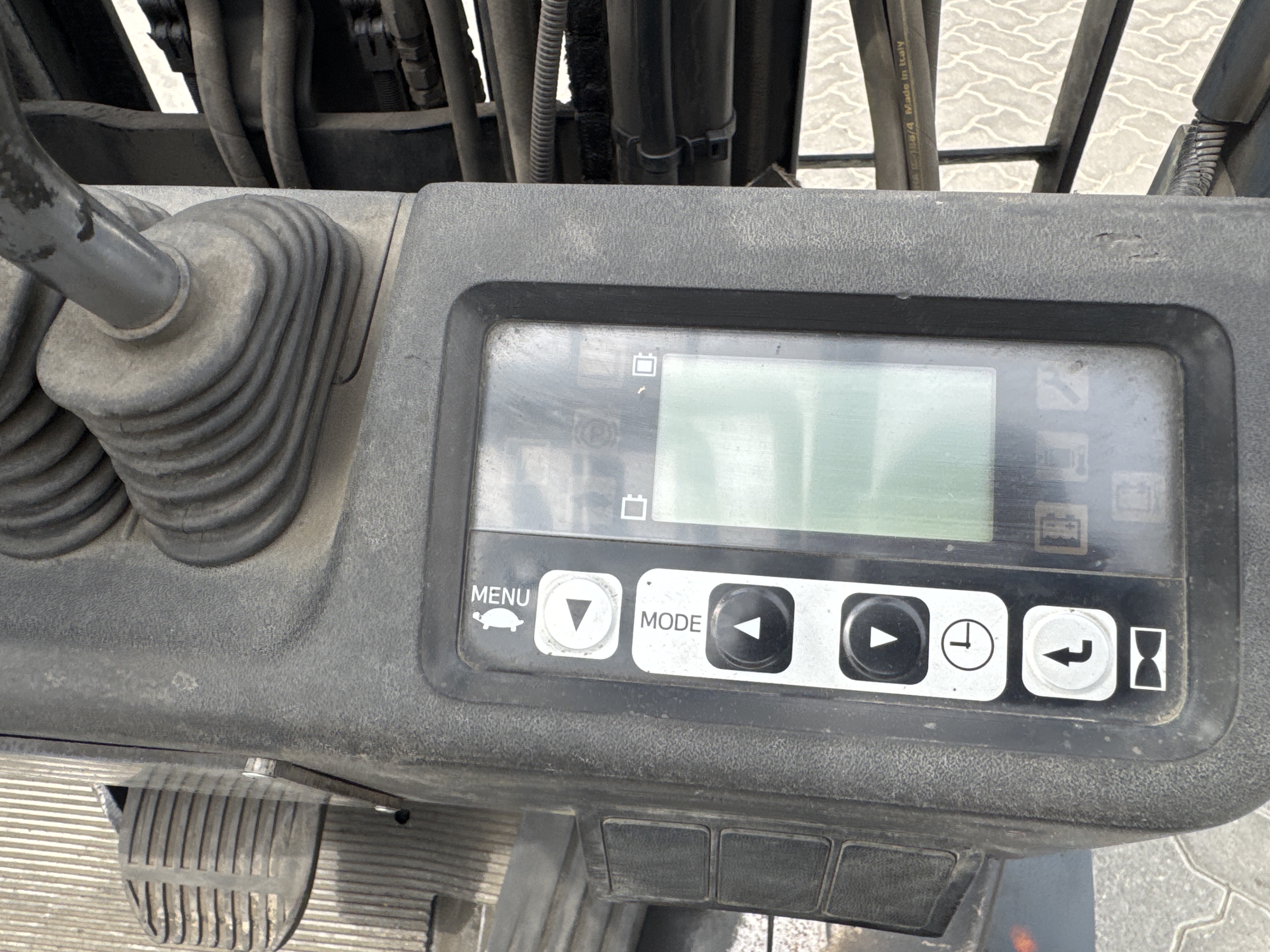 FLM-021-Toyota-8FBE20-Forklifts-inspection-Cabin-Instrument-cluster-1