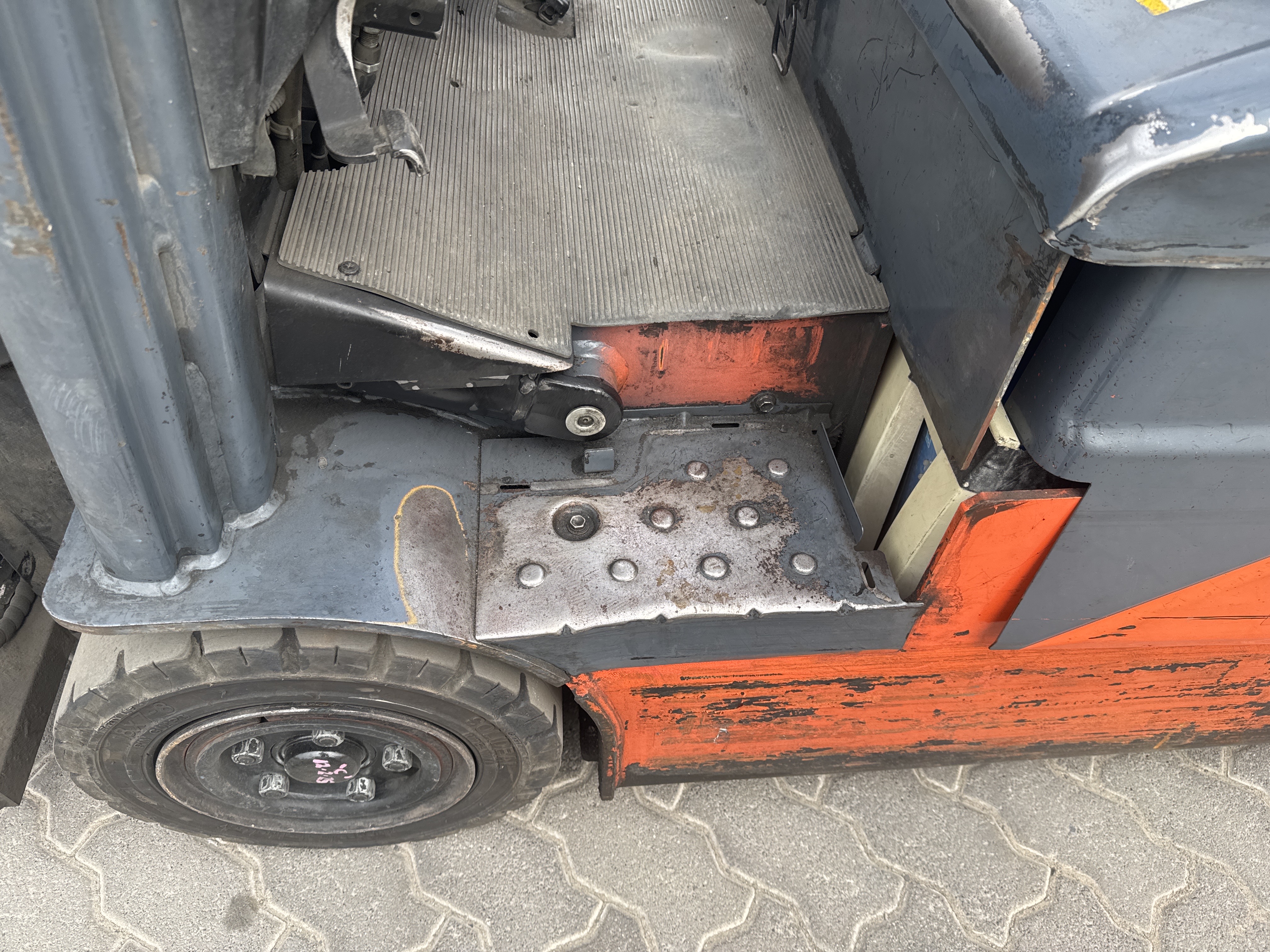FLM-021-Toyota-8FBE20-Forklifts-inspection-Structure-Steps/ladders-1