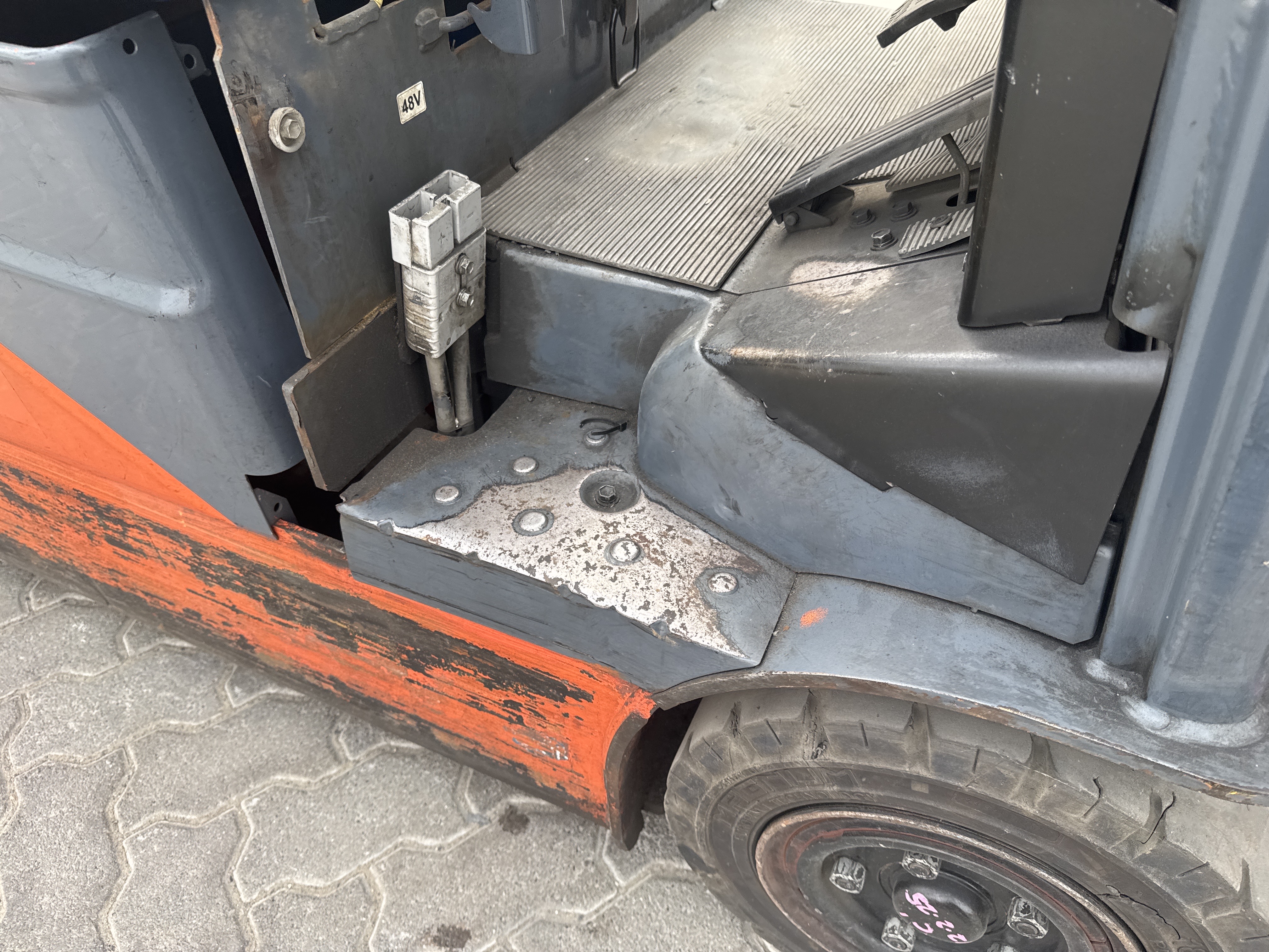 FLM-021-Toyota-8FBE20-Forklifts-inspection-Structure-Steps/ladders-1