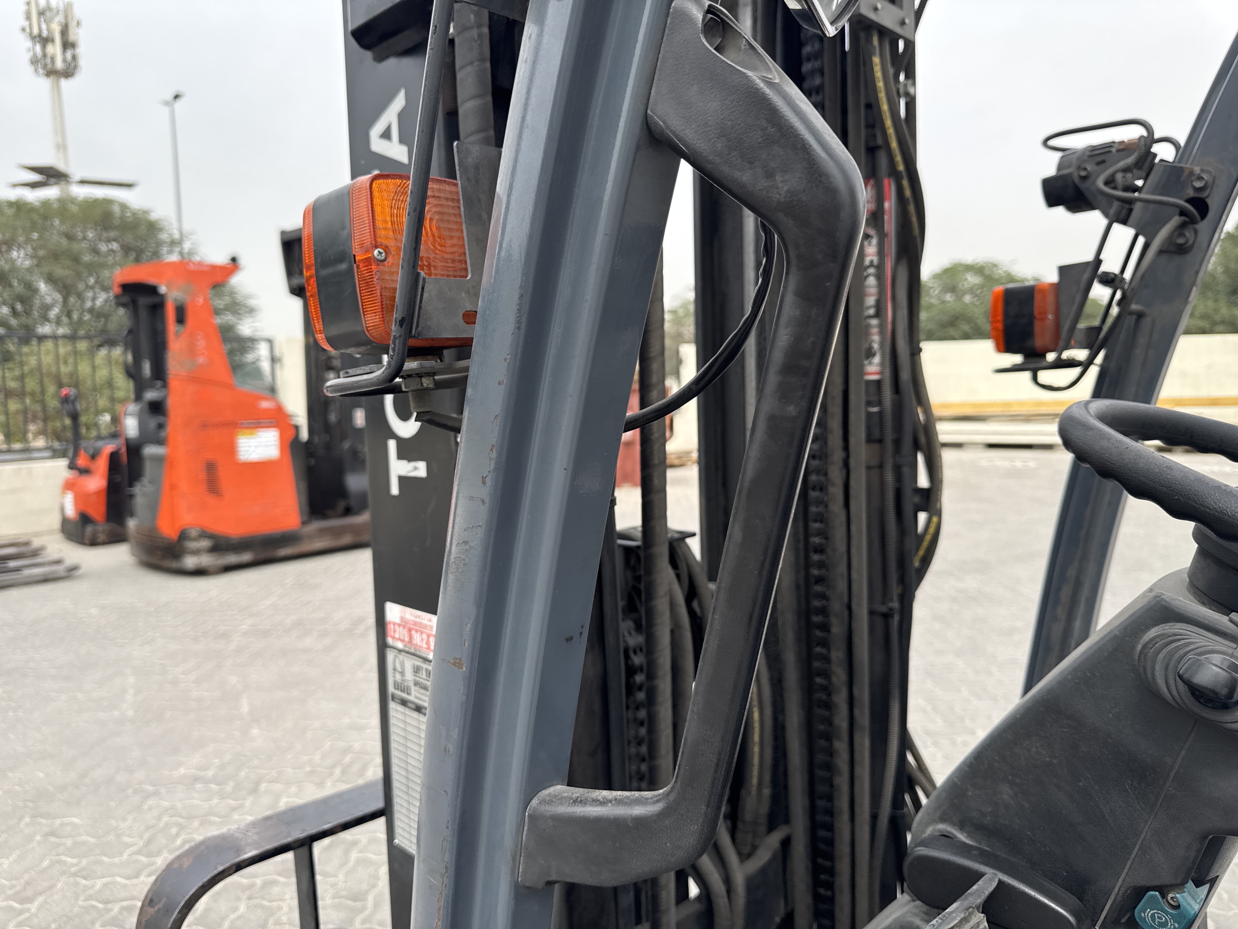 FLM-021-Toyota-8FBE20-Forklifts-inspection-Structure-Handrails-1
