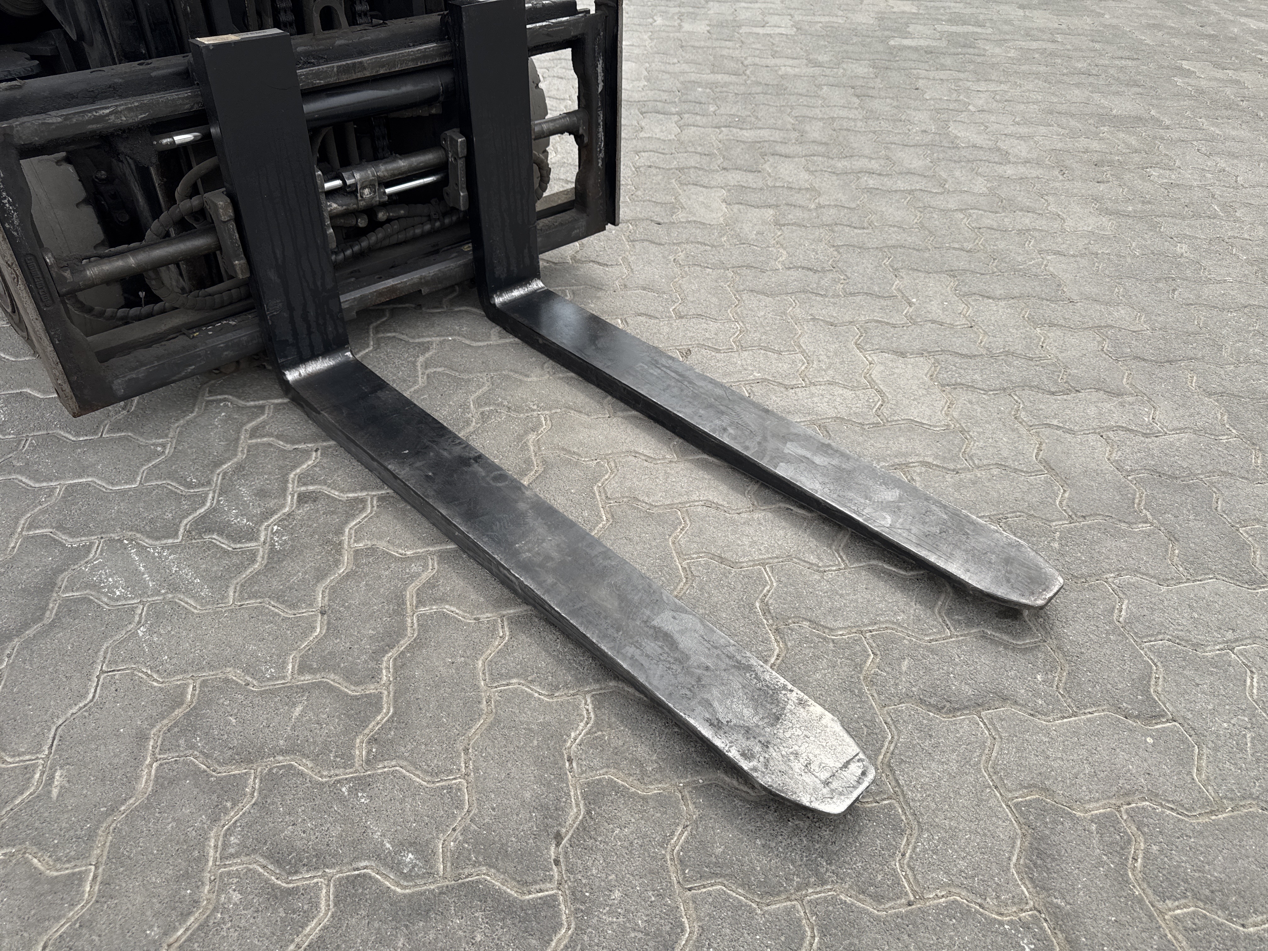 FLM-021-Toyota-8FBE20-Forklifts-inspection-Chassis-Forks-1