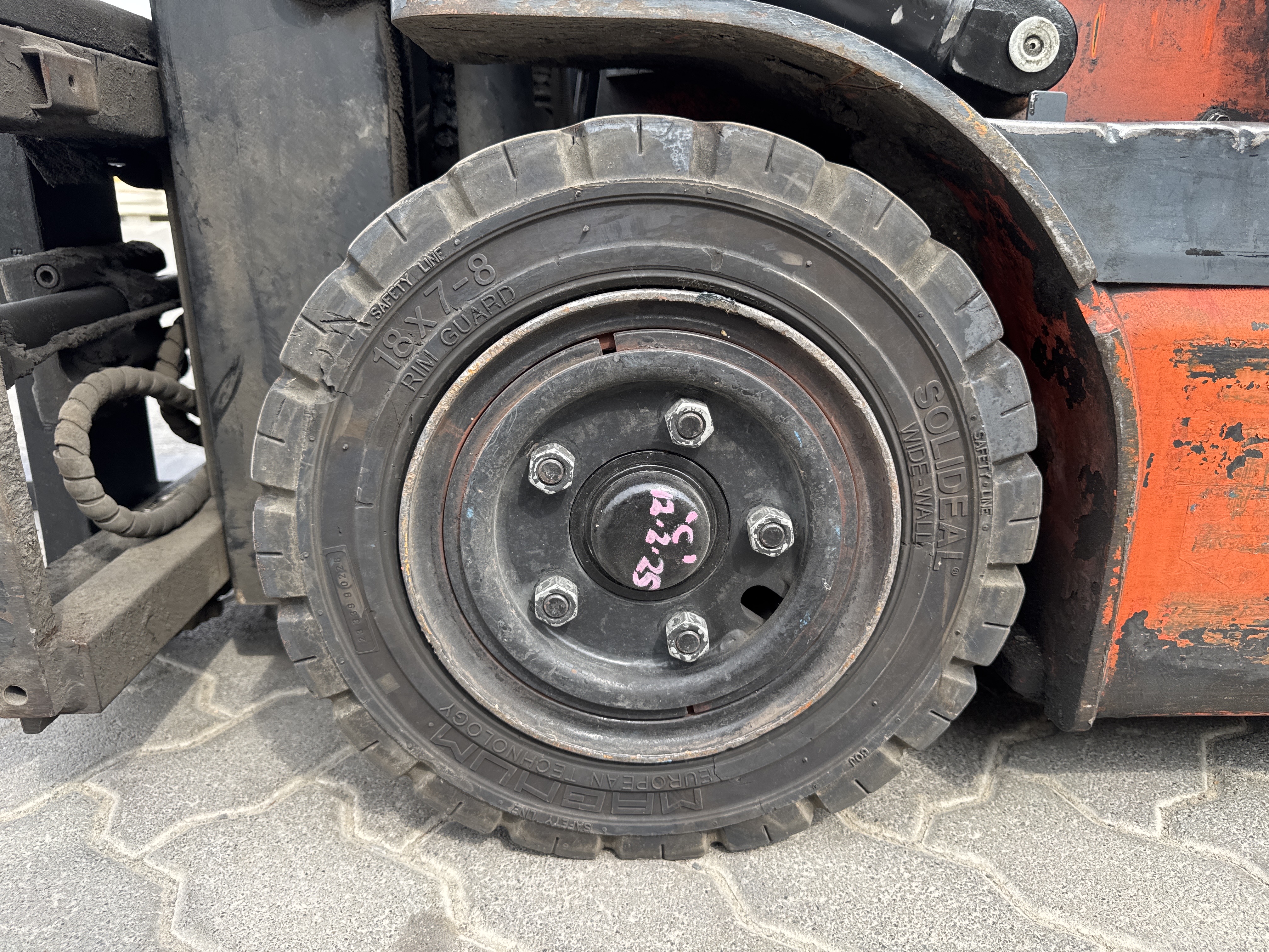 FLM-021-Toyota-8FBE20-Forklifts-inspection-Chassis-Left-front-tire-/-wheel-hub---condition-1
