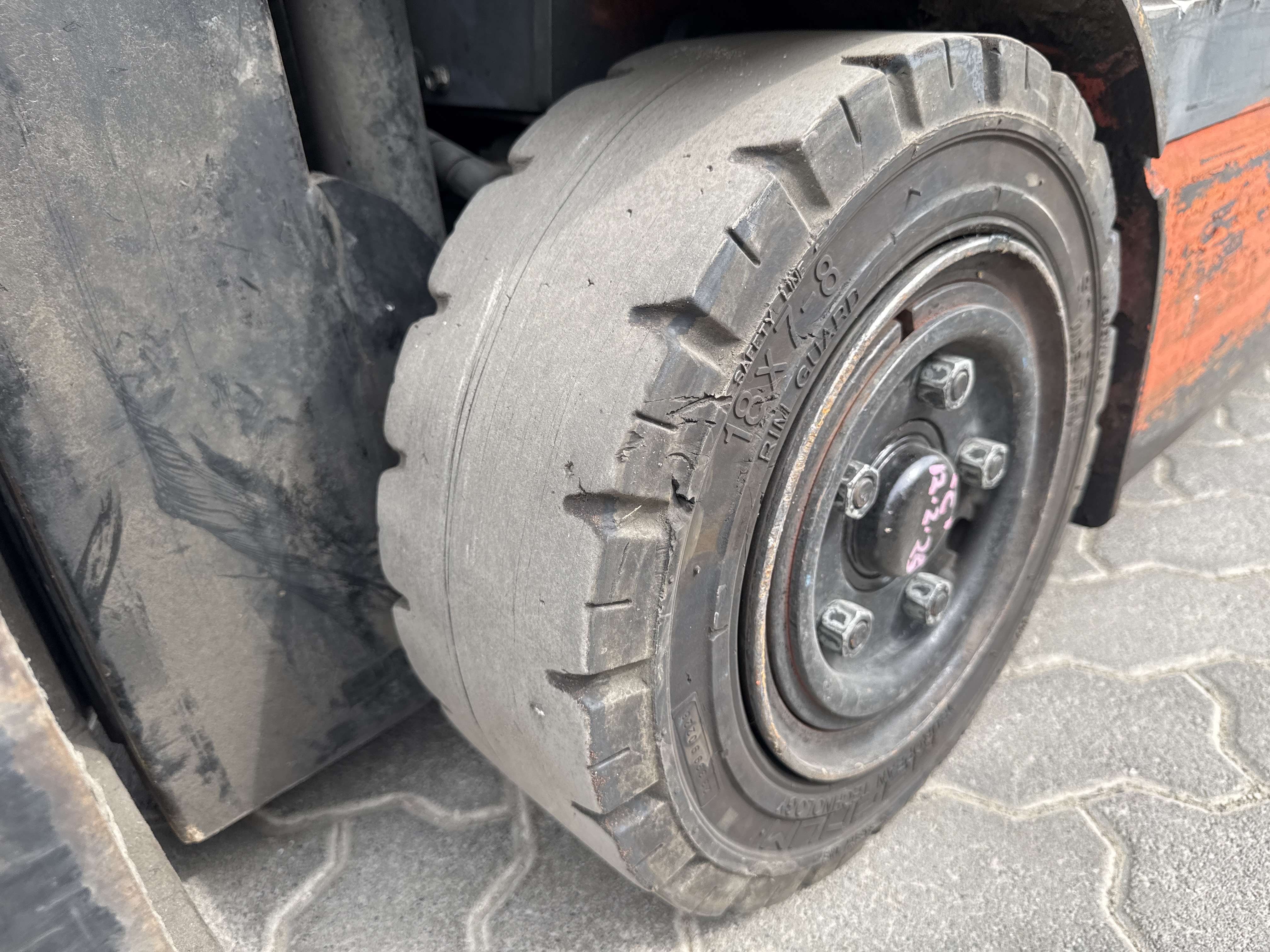 FLM-021-Toyota-8FBE20-Forklifts-inspection-Chassis-Left-front-tire-/-wheel-hub---condition-1