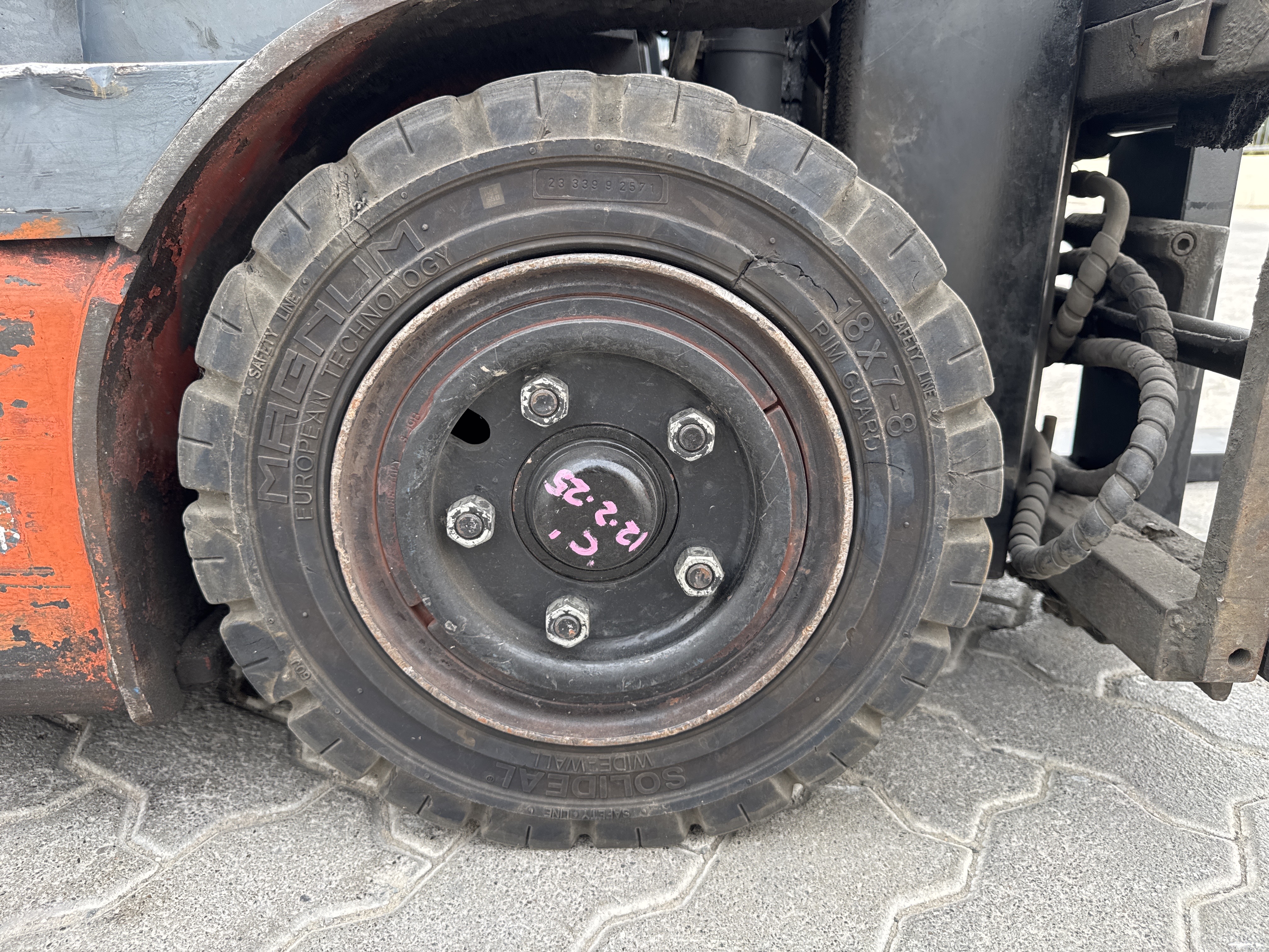 FLM-021-Toyota-8FBE20-Forklifts-inspection-Chassis-Right-front-tire-/-wheel-hub---condition-1