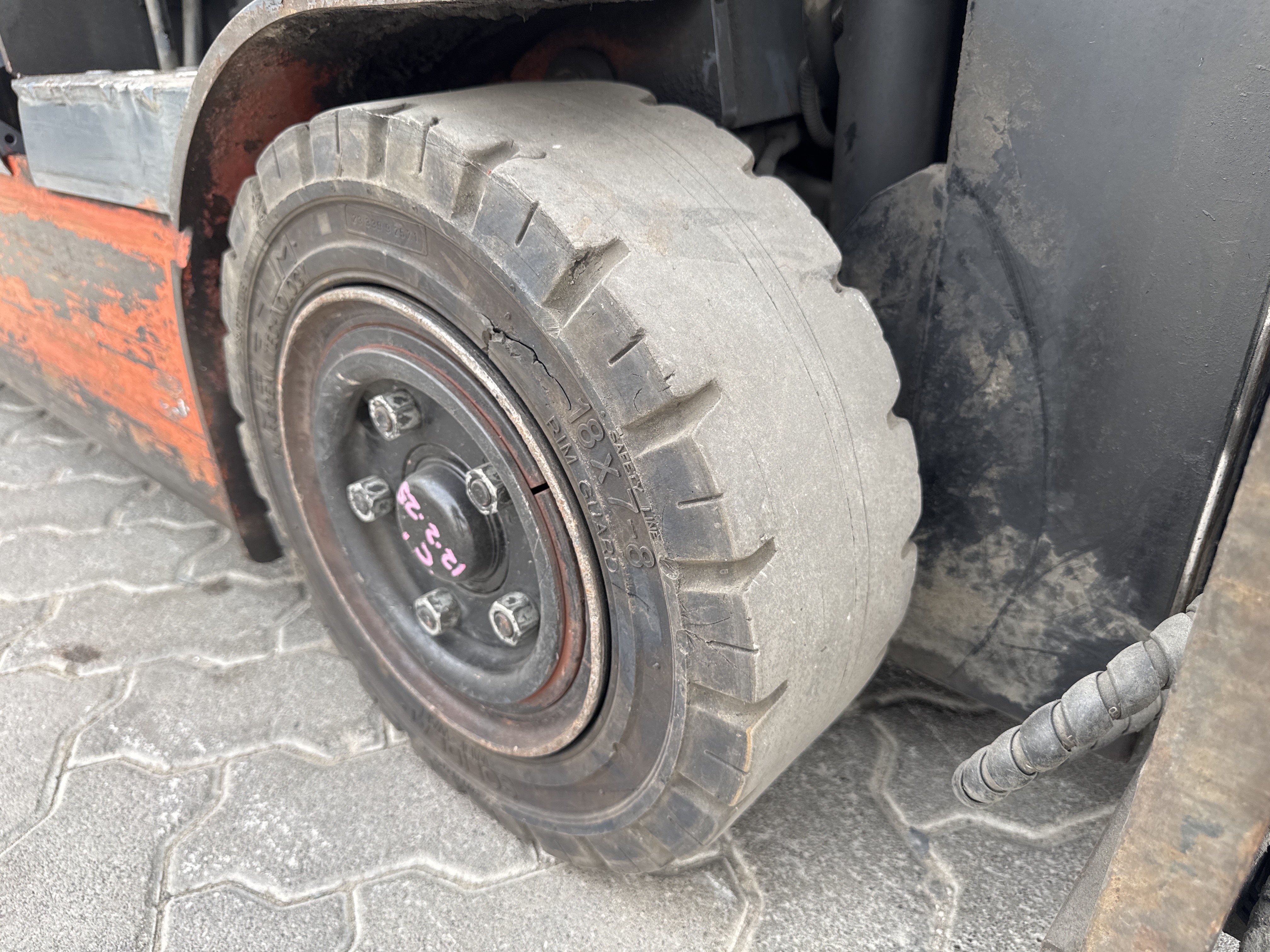 FLM-021-Toyota-8FBE20-Forklifts-inspection-Chassis-Right-front-tire-/-wheel-hub---condition-1