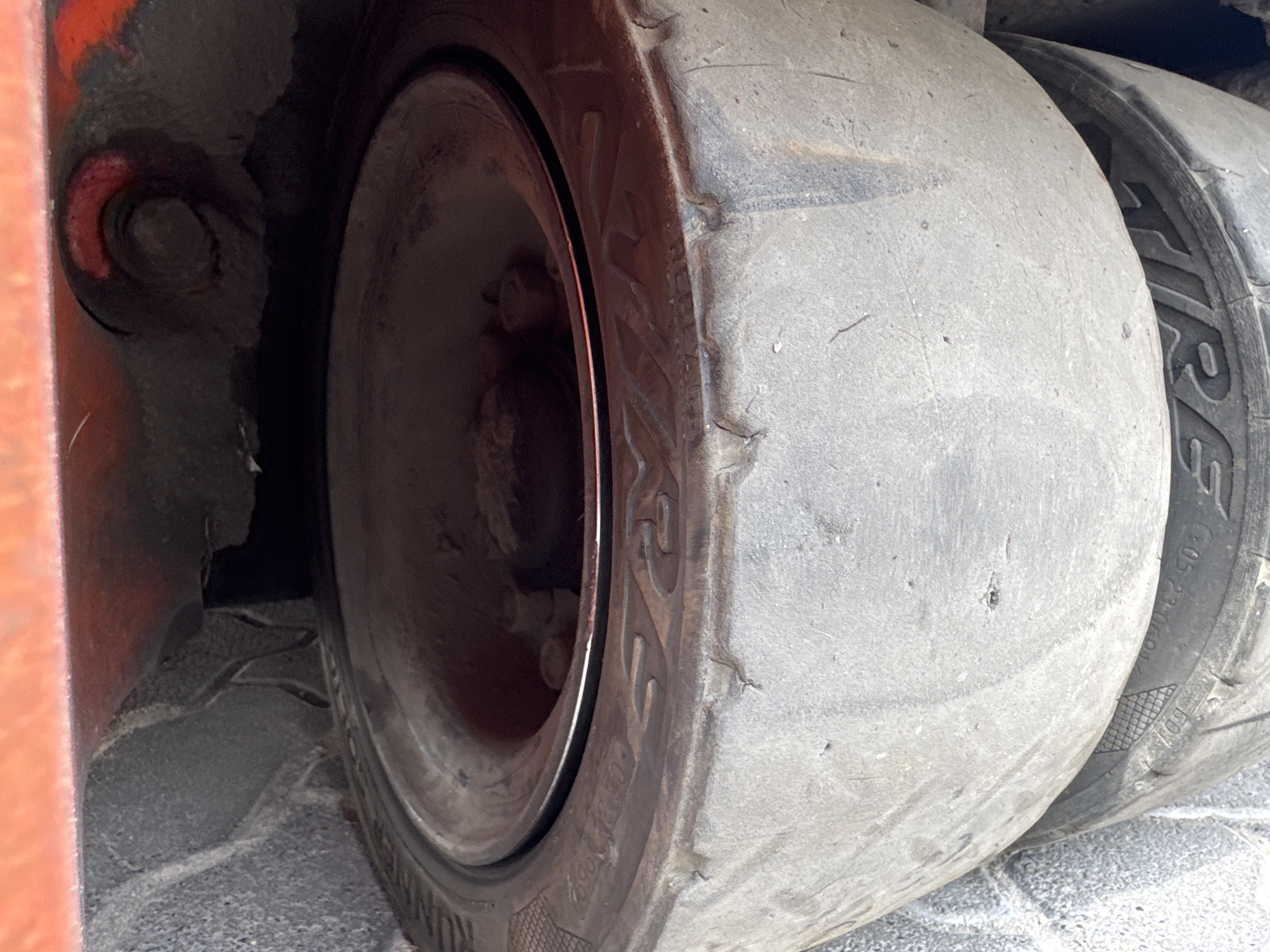 FLM-021-Toyota-8FBE20-Forklifts-inspection-Chassis-Left-rear-tire-/-wheel-hub---condition-1