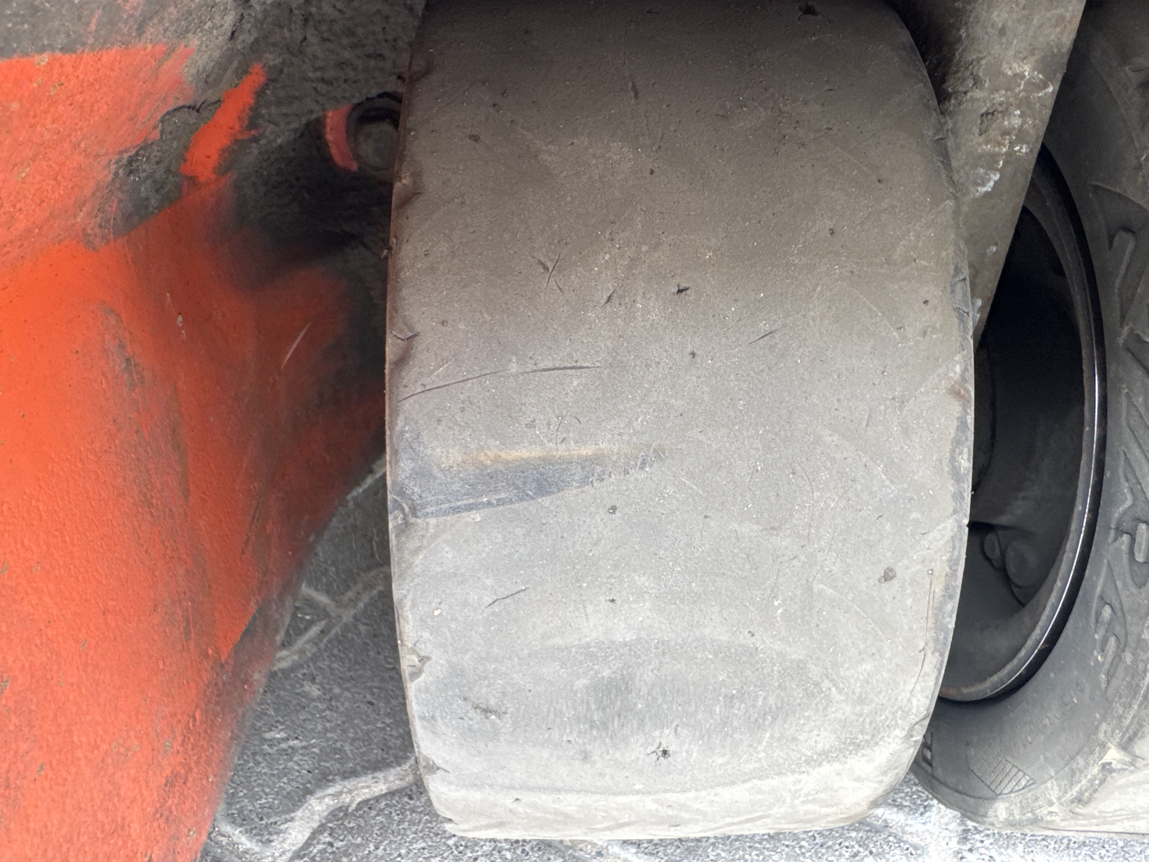 FLM-021-Toyota-8FBE20-Forklifts-inspection-Chassis-Left-rear-tire-/-wheel-hub---condition-1