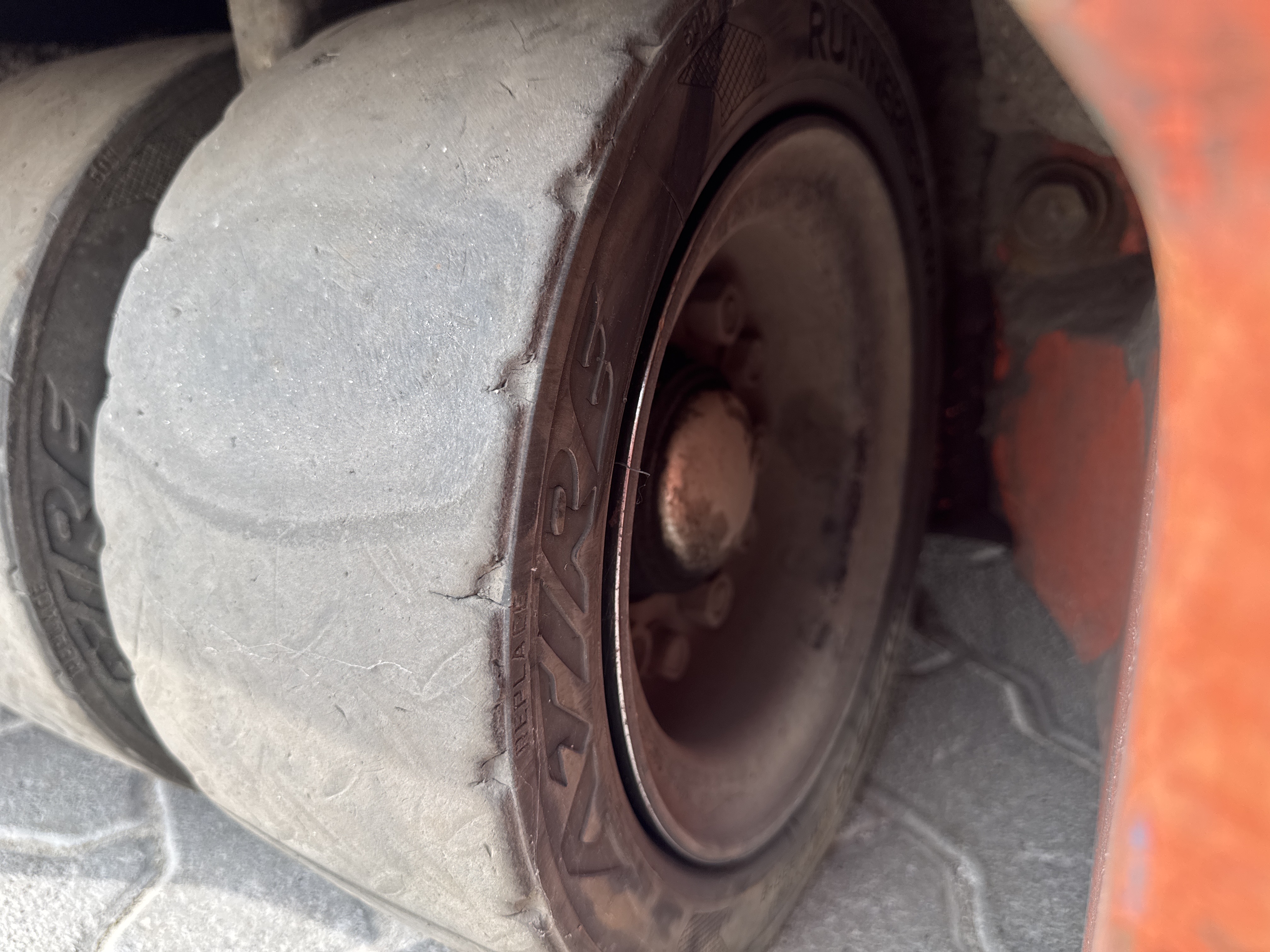 FLM-021-Toyota-8FBE20-Forklifts-inspection-Chassis-Right-rear-tire-/-wheel-hub---condition-1