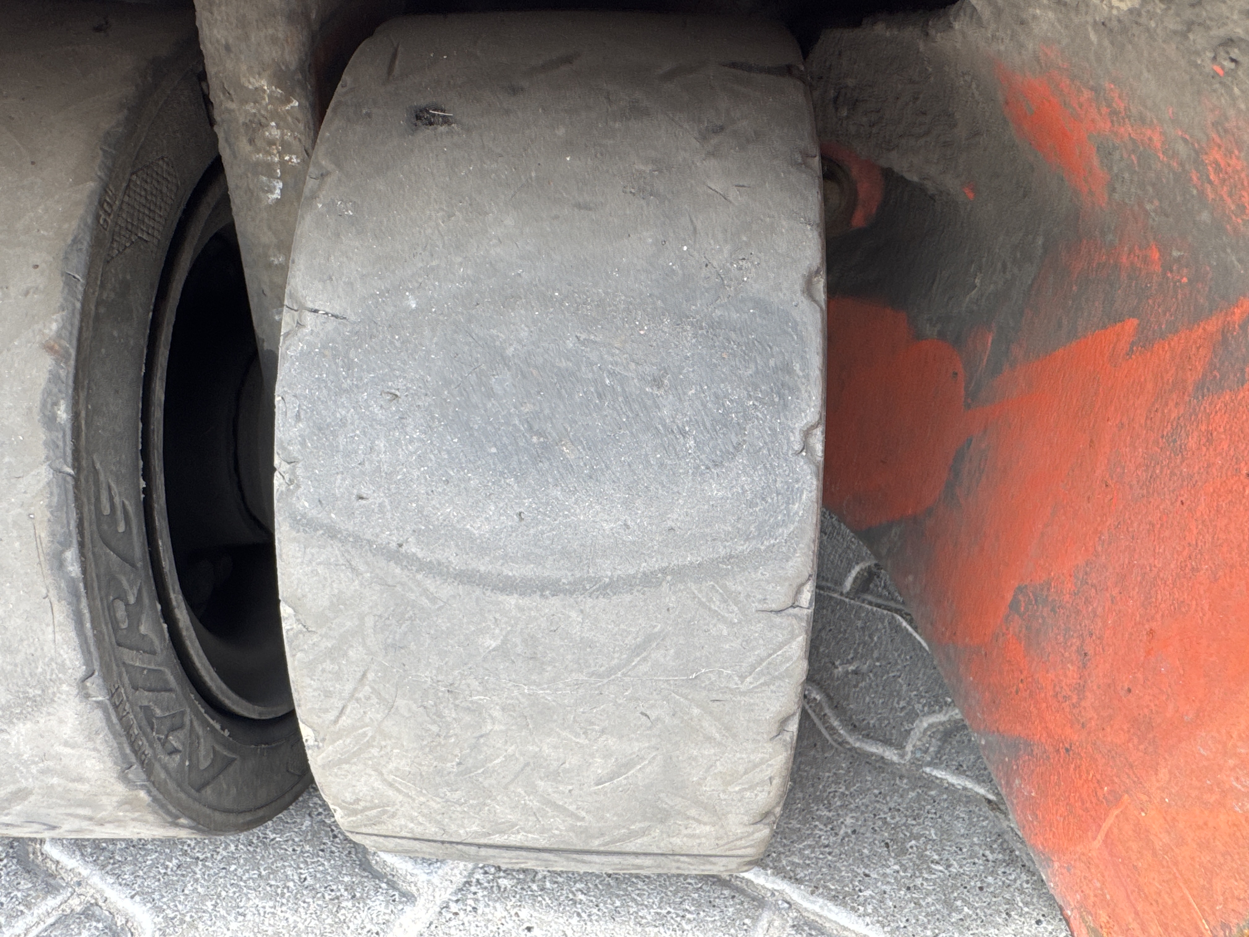 FLM-021-Toyota-8FBE20-Forklifts-inspection-Chassis-Right-rear-tire-/-wheel-hub---condition-1