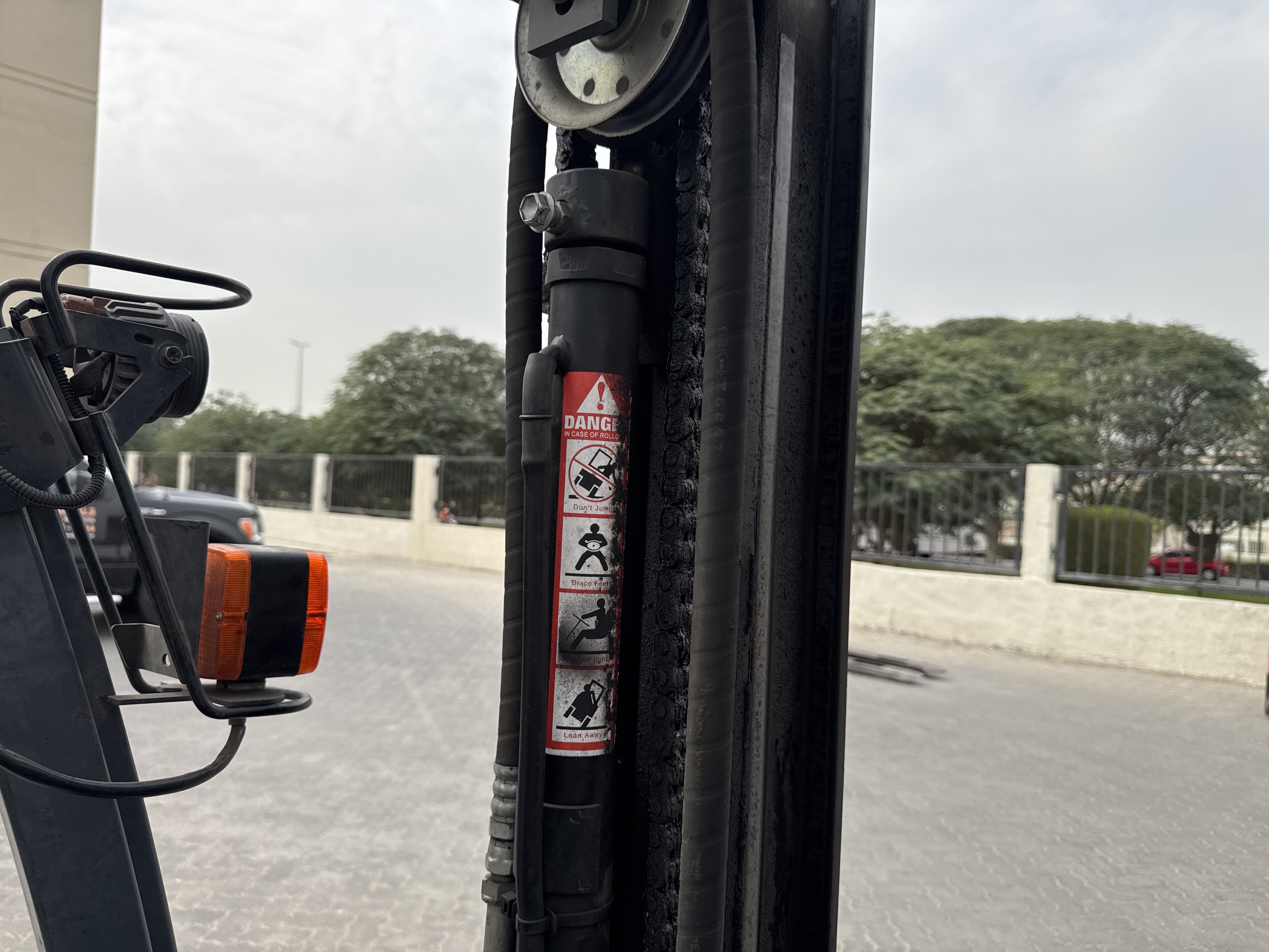 FLM-021-Toyota-8FBE20-Forklifts-inspection-Hydraulics-Lift-cylinders-1