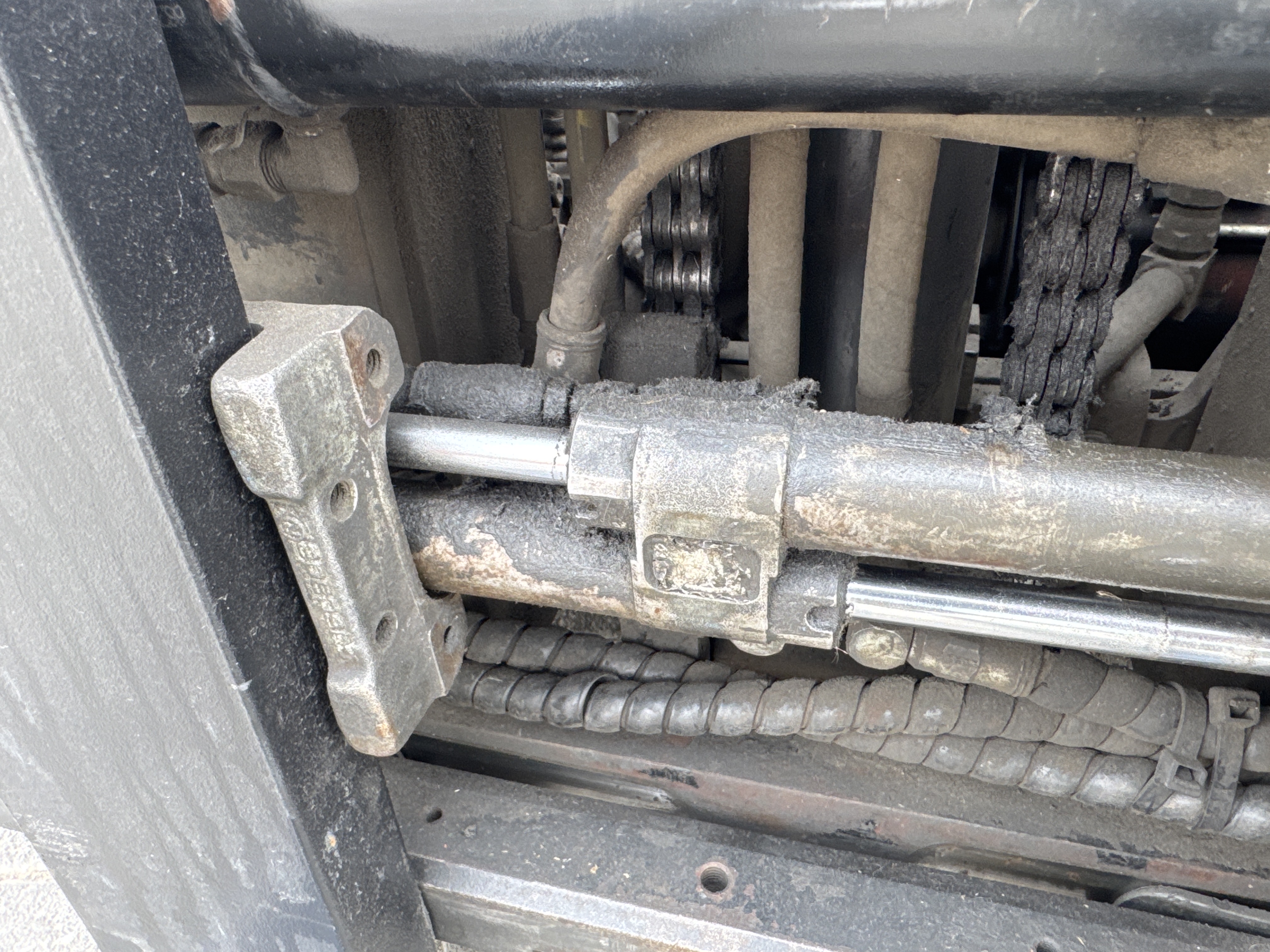 FLM-021-Toyota-8FBE20-Forklifts-inspection-Hydraulics-Fork-positioner-cylinders-1