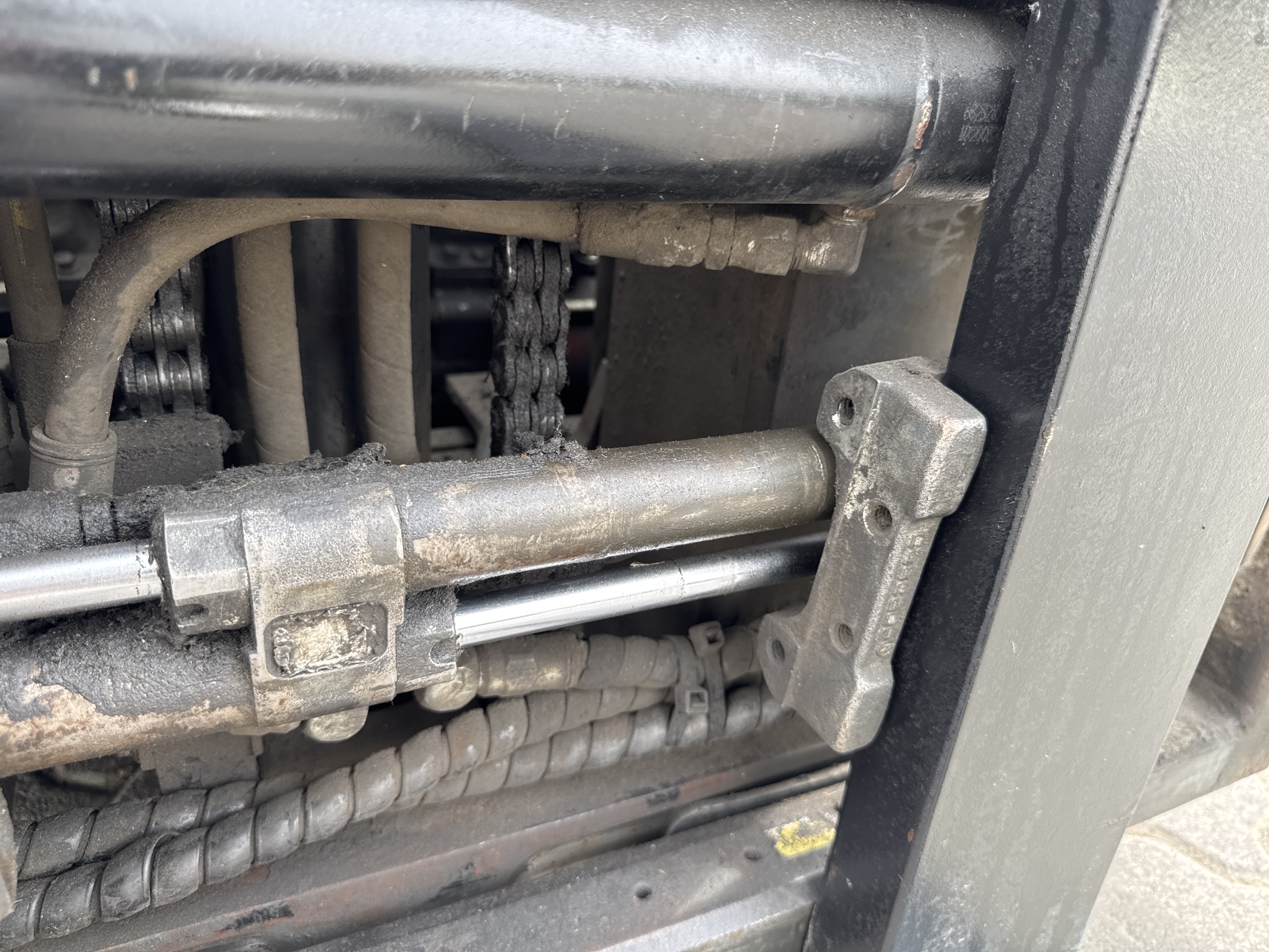 FLM-021-Toyota-8FBE20-Forklifts-inspection-Hydraulics-Fork-positioner-cylinders-1