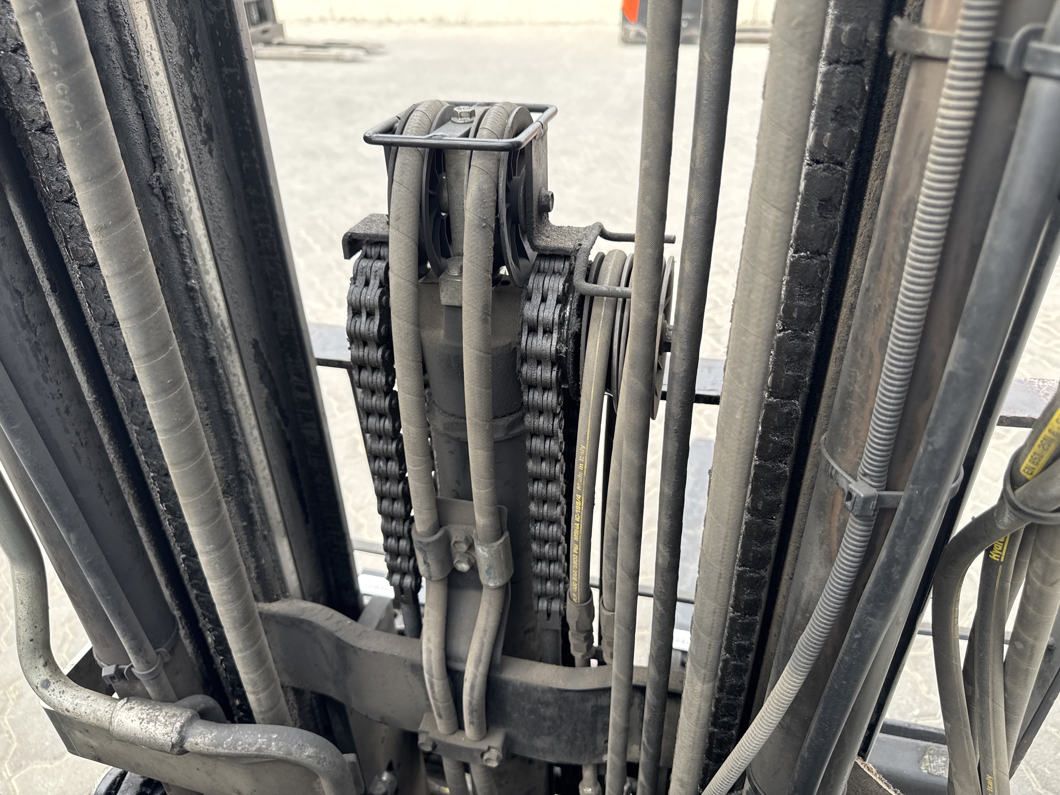 FLM-021-Toyota-8FBE20-Forklifts-inspection-Hydraulics-Hydraulic-hoses-and-lines-1