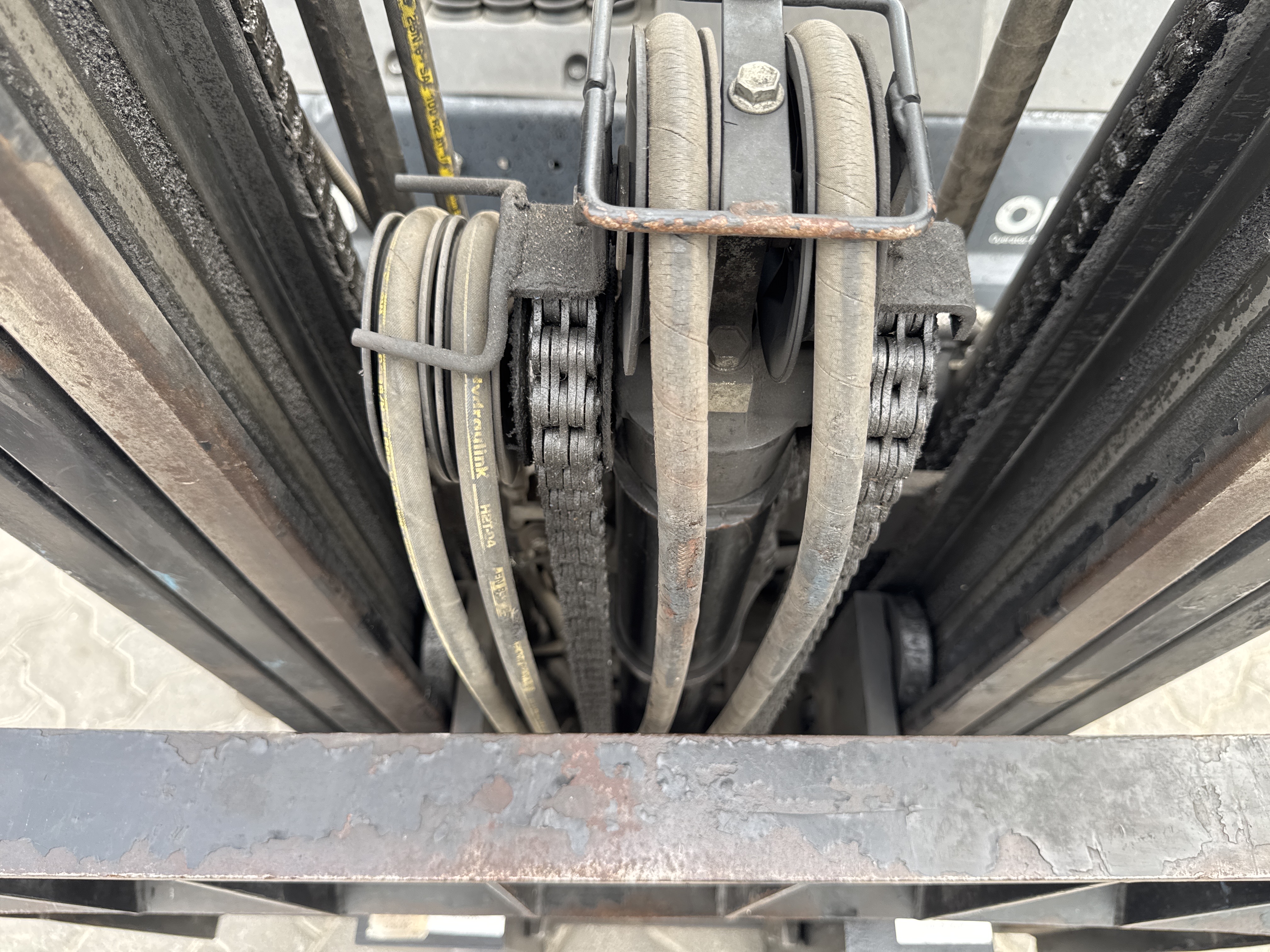 FLM-021-Toyota-8FBE20-Forklifts-inspection-Hydraulics-Hydraulic-hoses-and-lines-1