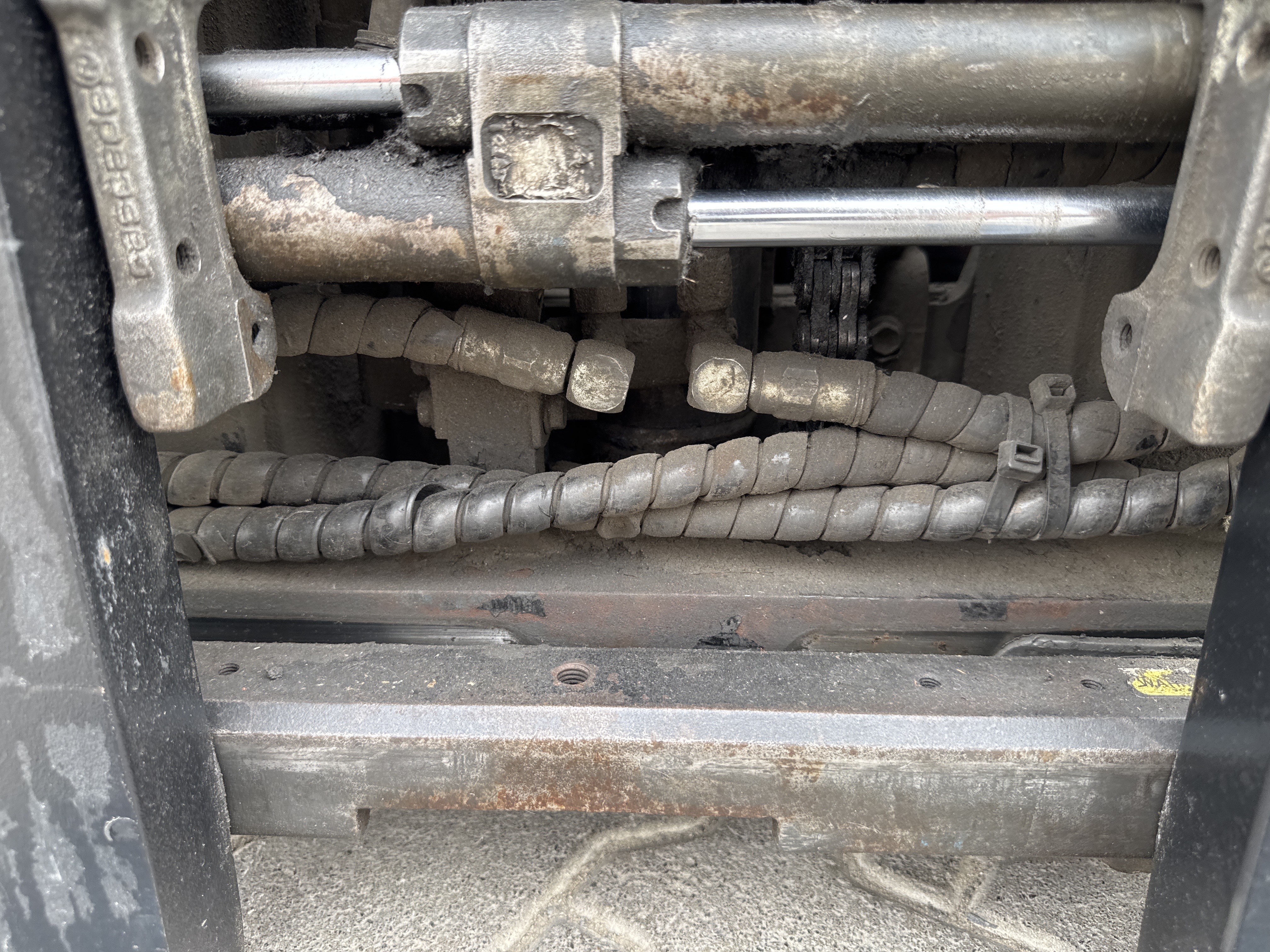 FLM-021-Toyota-8FBE20-Forklifts-inspection-Hydraulics-Hydraulic-hoses-and-lines-1