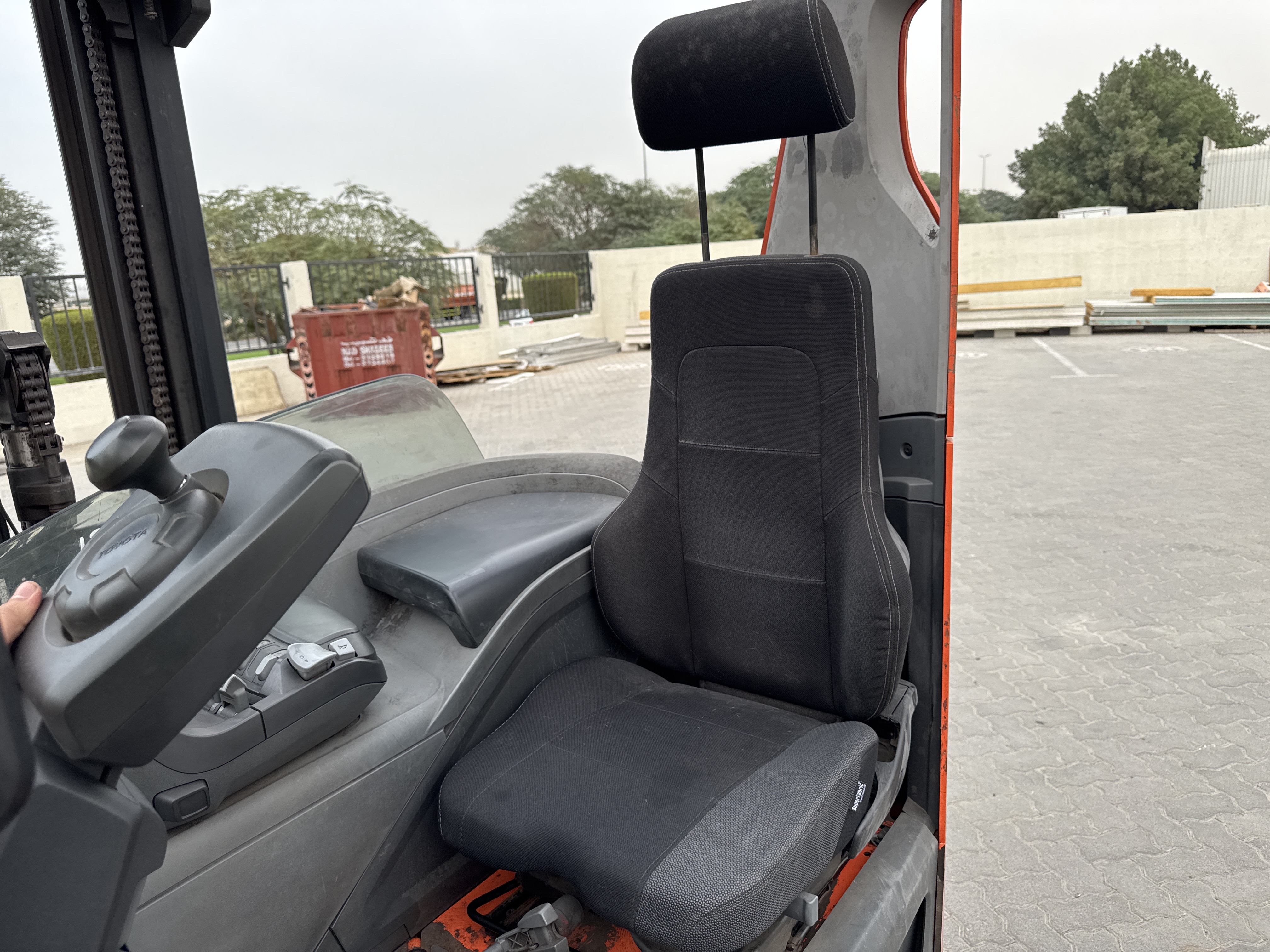 RTM-008-Toyota-Reflex-RRE160H-Reach-trucks-inspection-Cabin-Seats/armrests-1