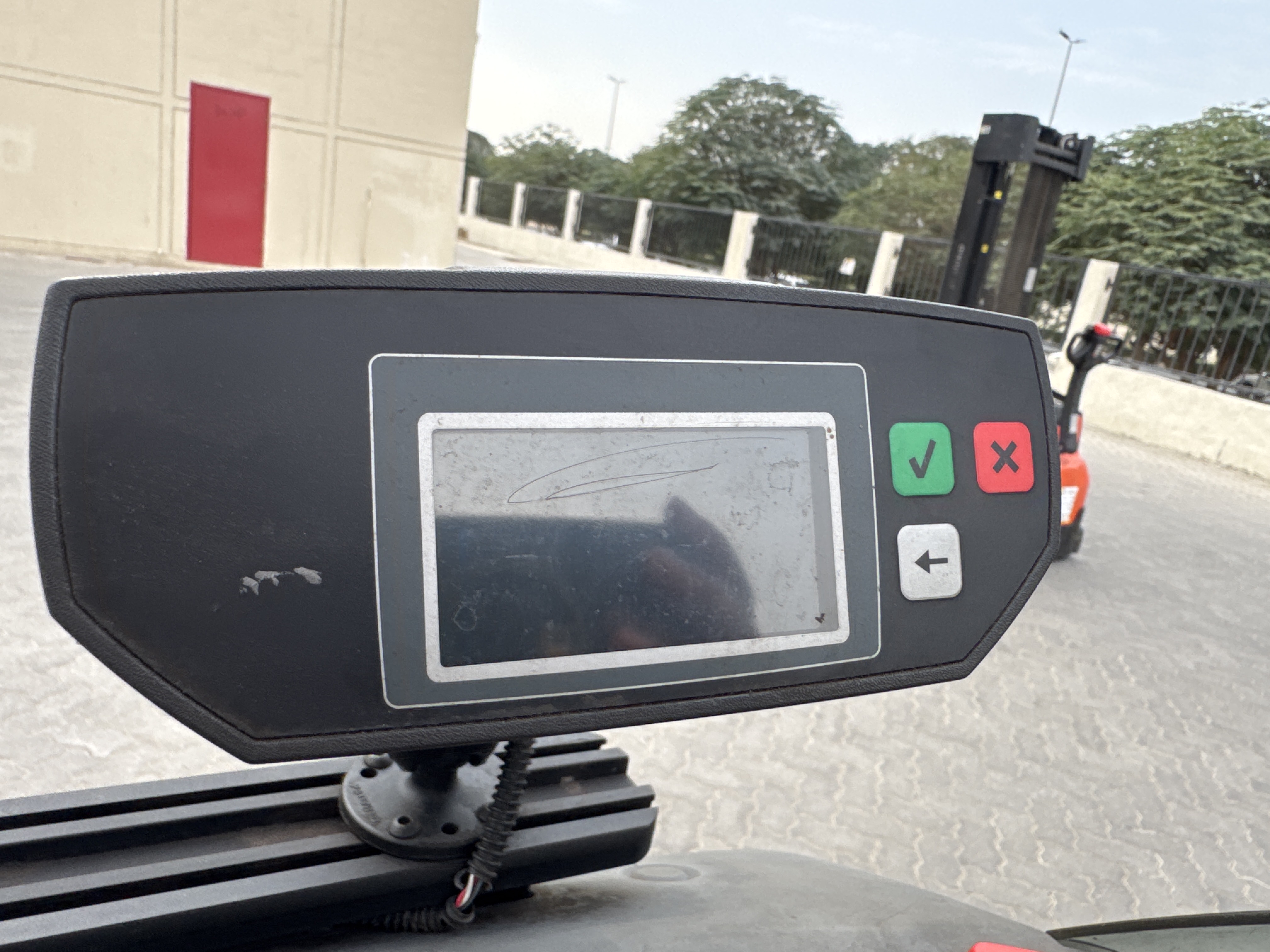 RTM-008-Toyota-Reflex-RRE160H-Reach-trucks-inspection-Cabin-Electronic-instrument-board-1