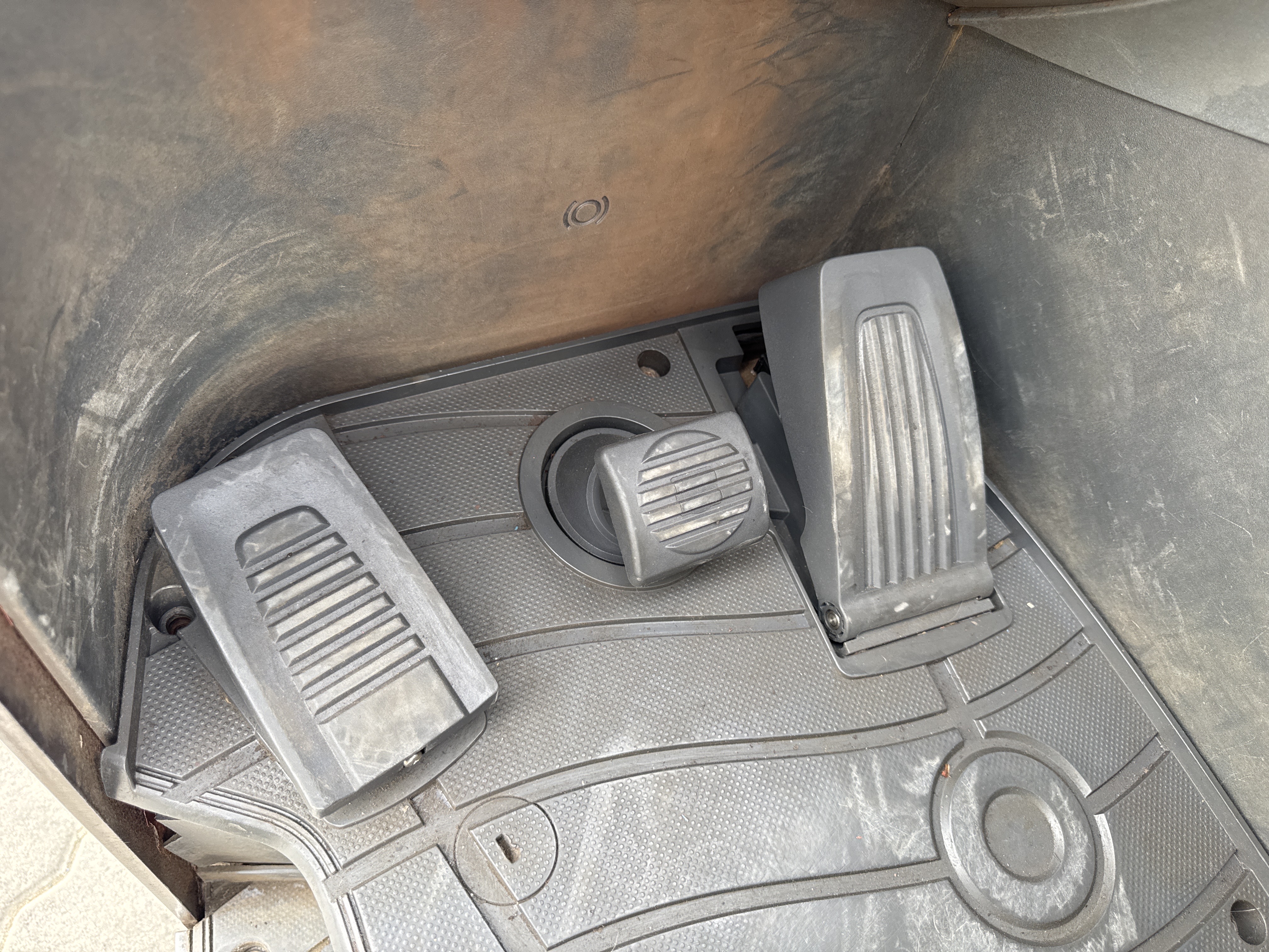 RTM-008-Toyota-Reflex-RRE160H-Reach-trucks-inspection-Cabin-Pedals-1
