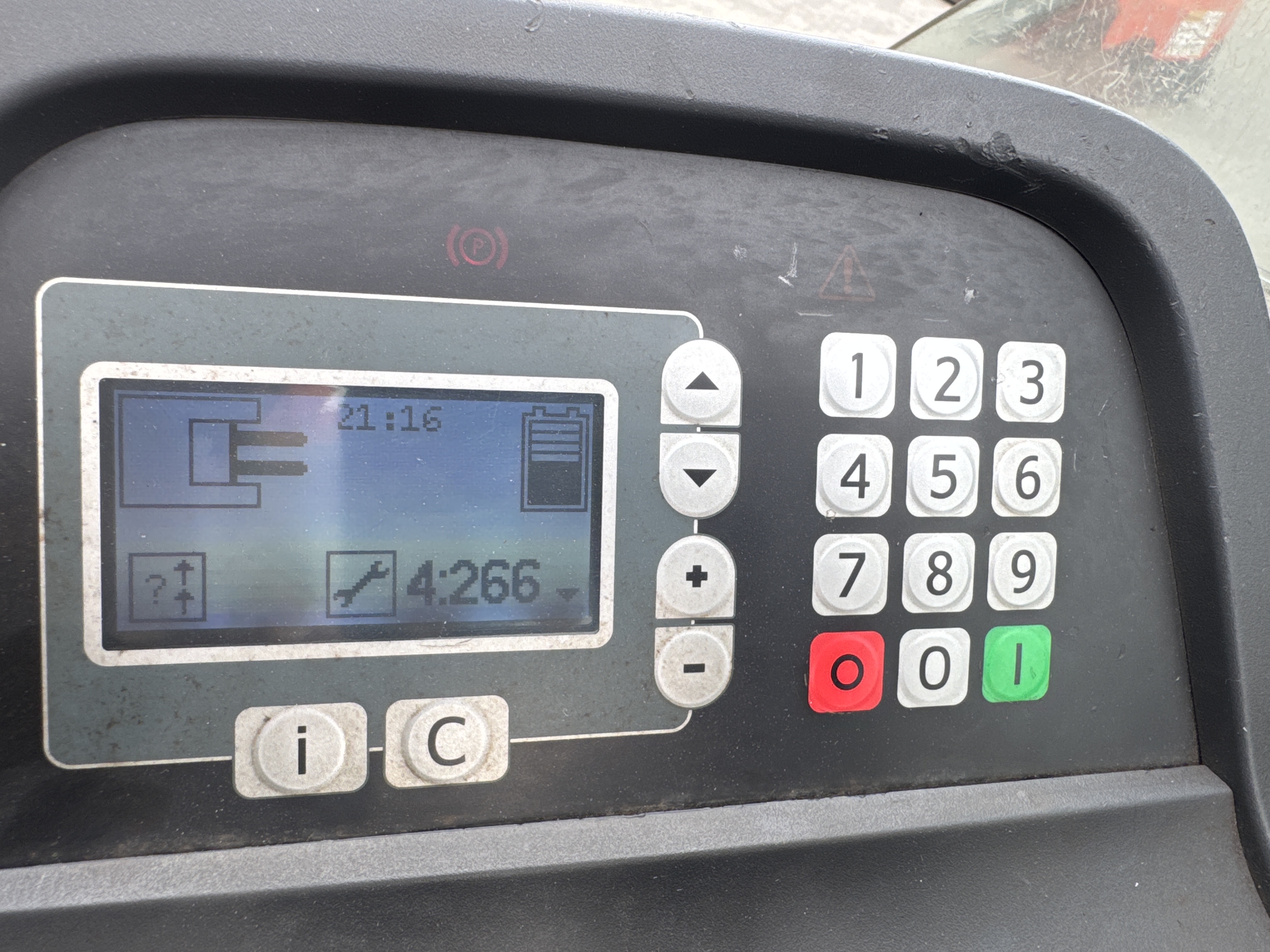RTM-008-Toyota-Reflex-RRE160H-Reach-trucks-inspection-Cabin-Instrument-cluster-1