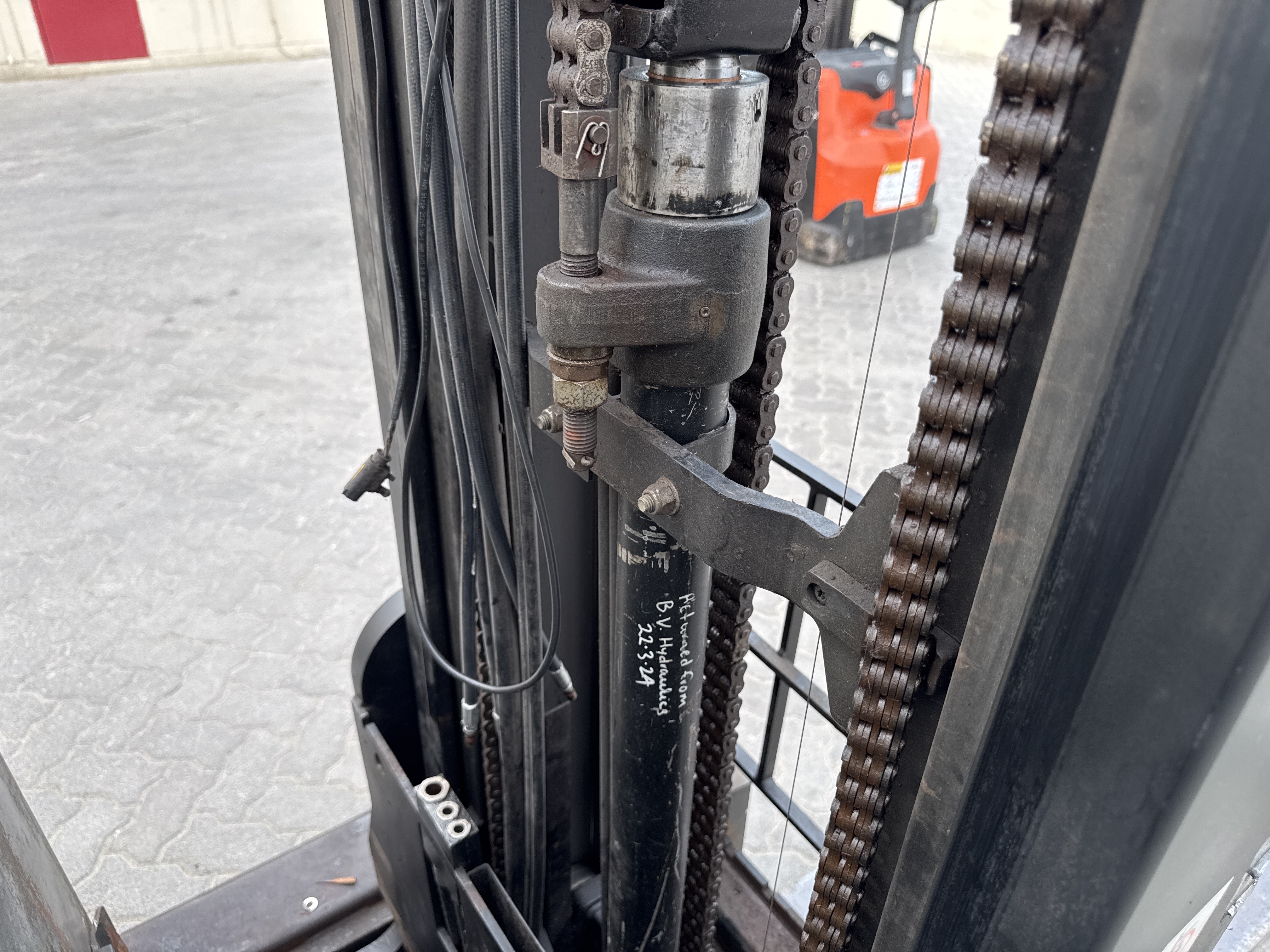 RTM-008-Toyota-Reflex-RRE160H-Reach-trucks-inspection-Hydraulics-Hydraulic-hoses-and-lines-1
