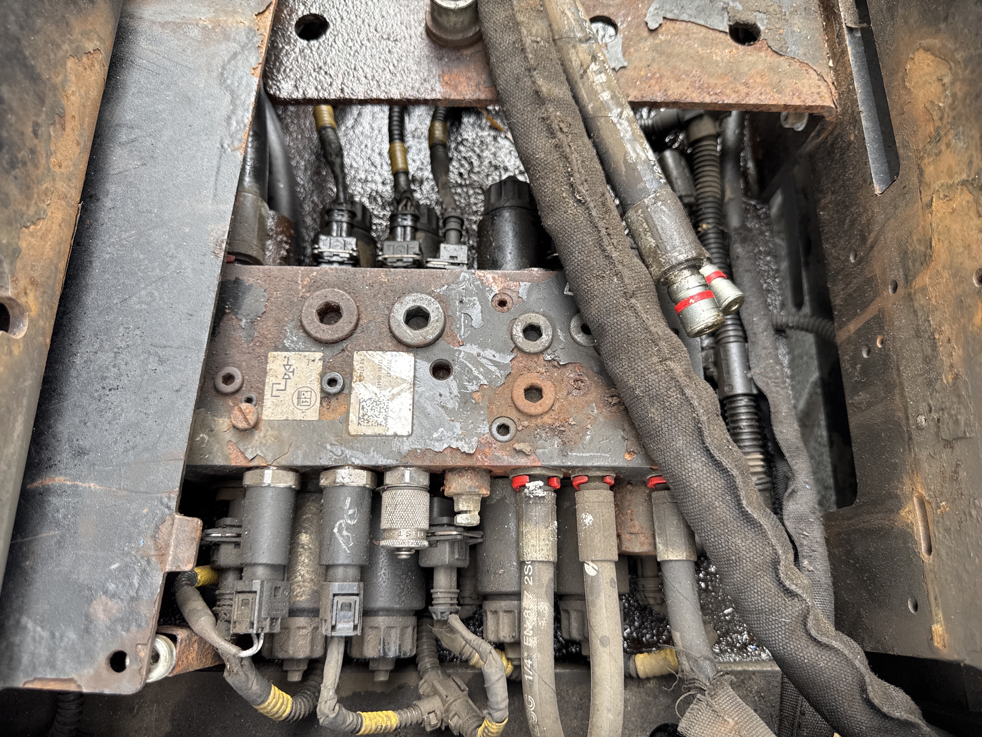 RTM-008-Toyota-Reflex-RRE160H-Reach-trucks-inspection-Hydraulics-Main-control-valve-(MCV)-1