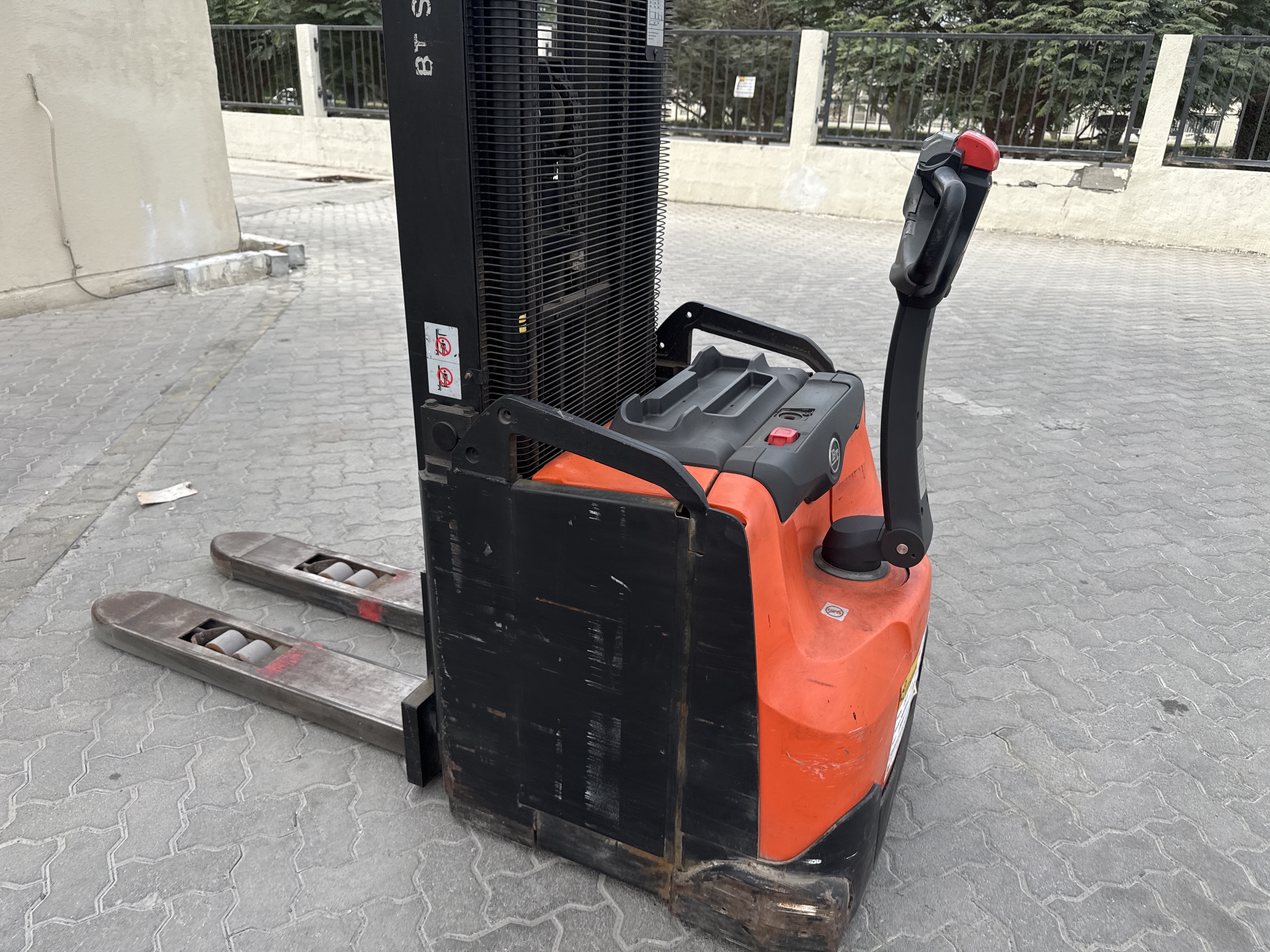 PSM-001-Toyota-Staxio-SWE160-Pallet-stackers-inspection-Structure-Paint-1