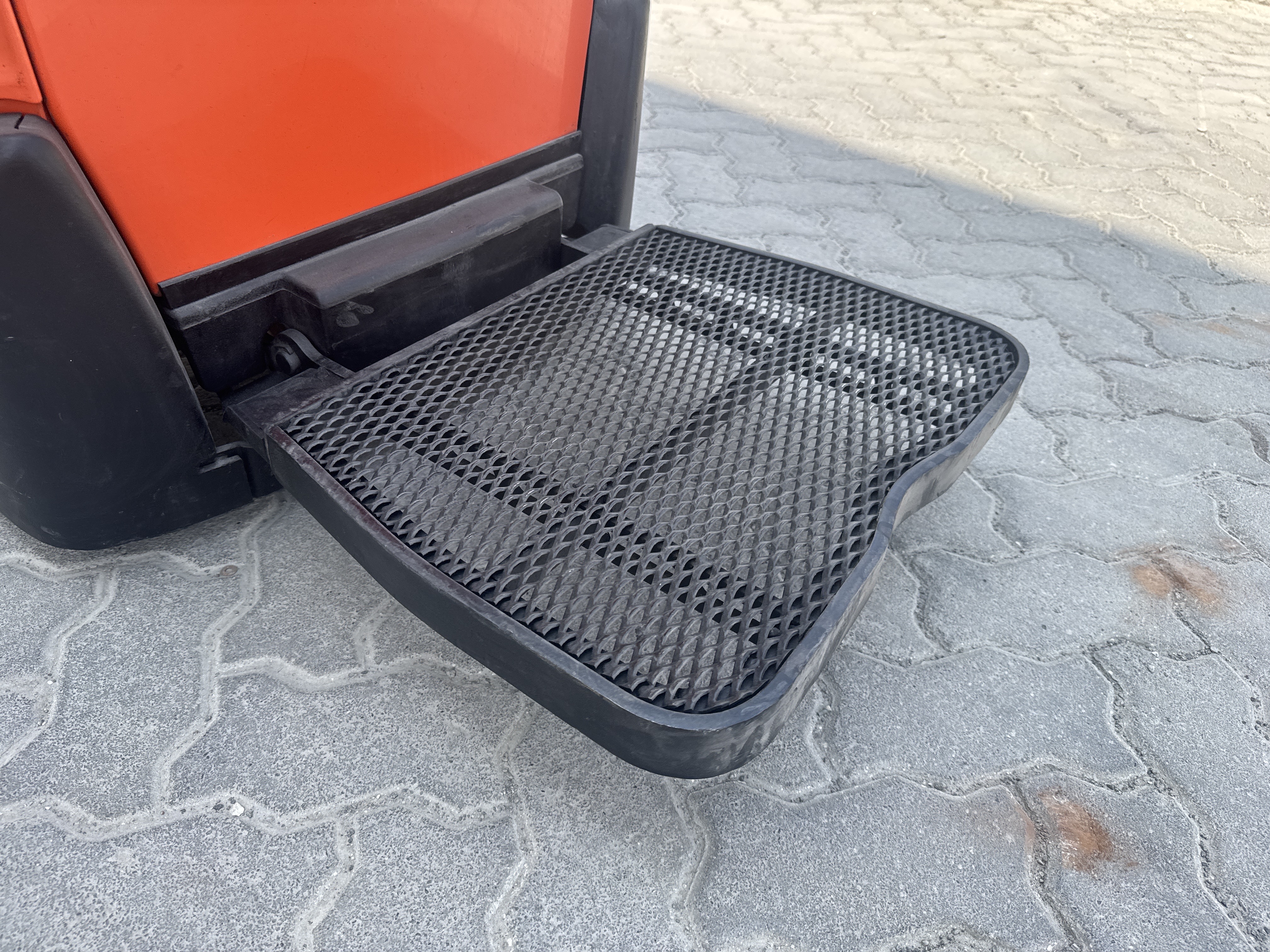 PTM-003-Toyota-Levio-LPE200-Pallet-trucks-inspection-Cabin-Platform-1