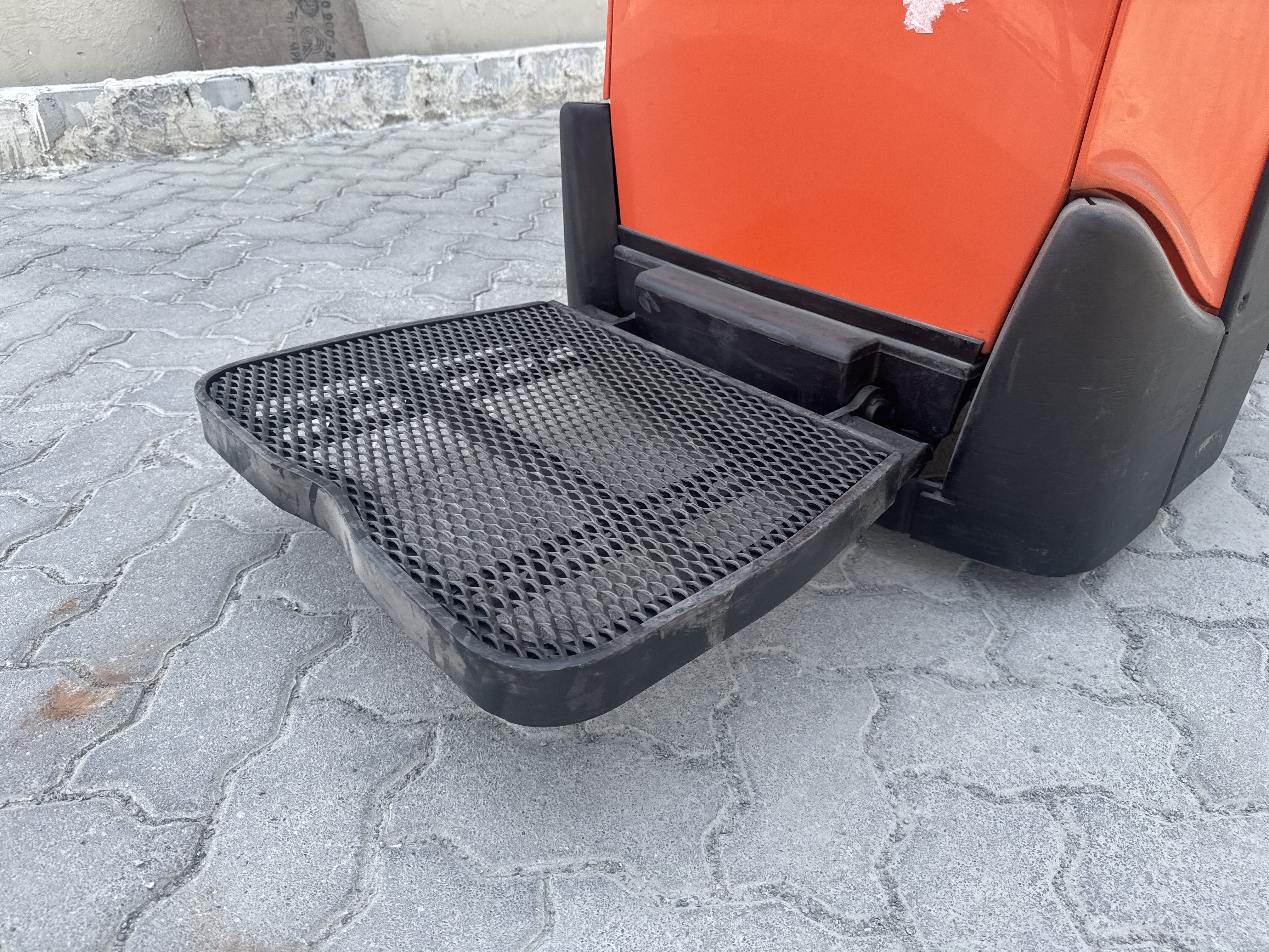 PTM-003-Toyota-Levio-LPE200-Pallet-trucks-inspection-Cabin-Platform-1