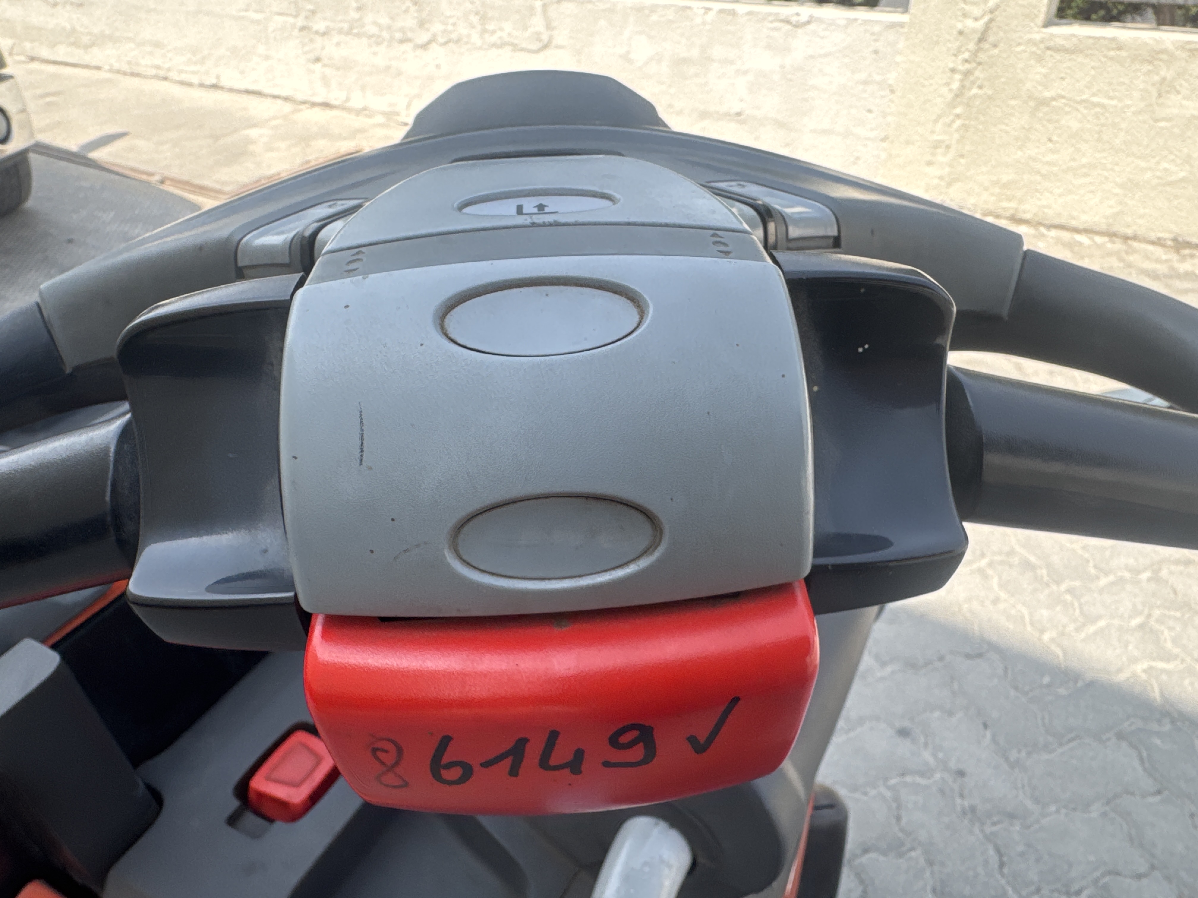 PTM-003-Toyota-Levio-LPE200-Pallet-trucks-inspection-Cabin-Direction-control-1