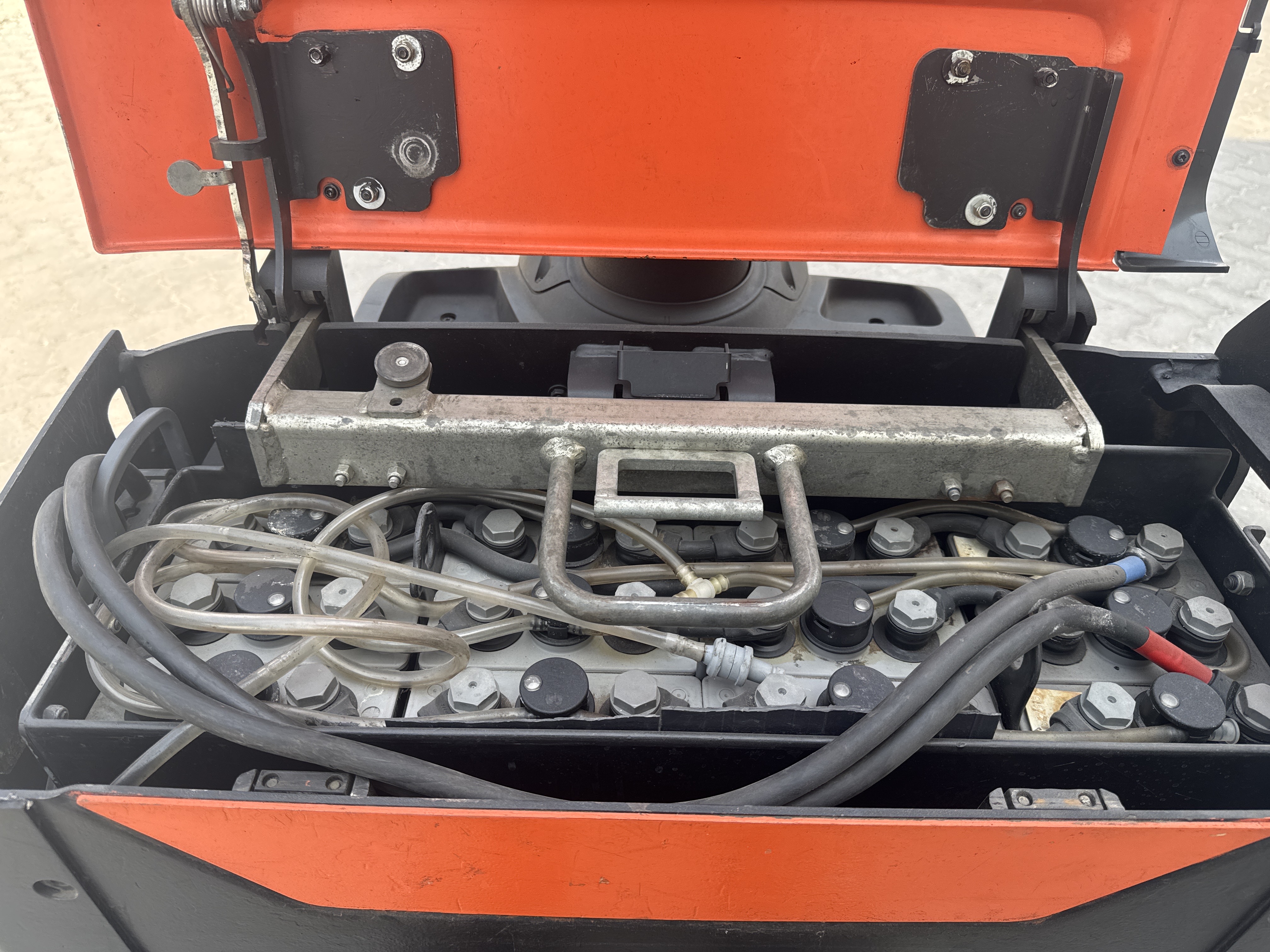 PTM-003-Toyota-Levio-LPE200-Pallet-trucks-inspection-Electronics-Battery-1
