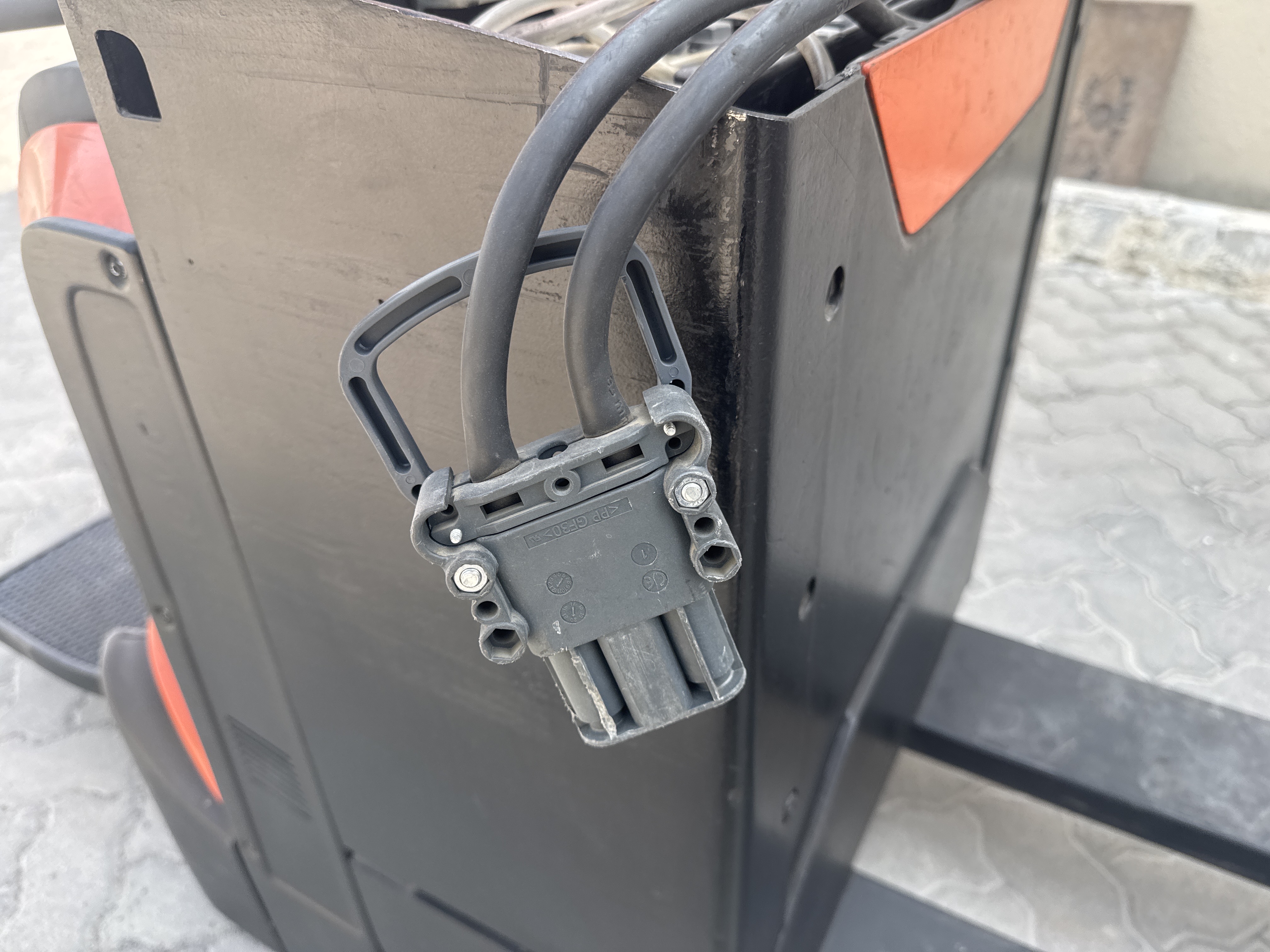 PTM-003-Toyota-Levio-LPE200-Pallet-trucks-inspection-Electronics-Battery-and-charging-system-1