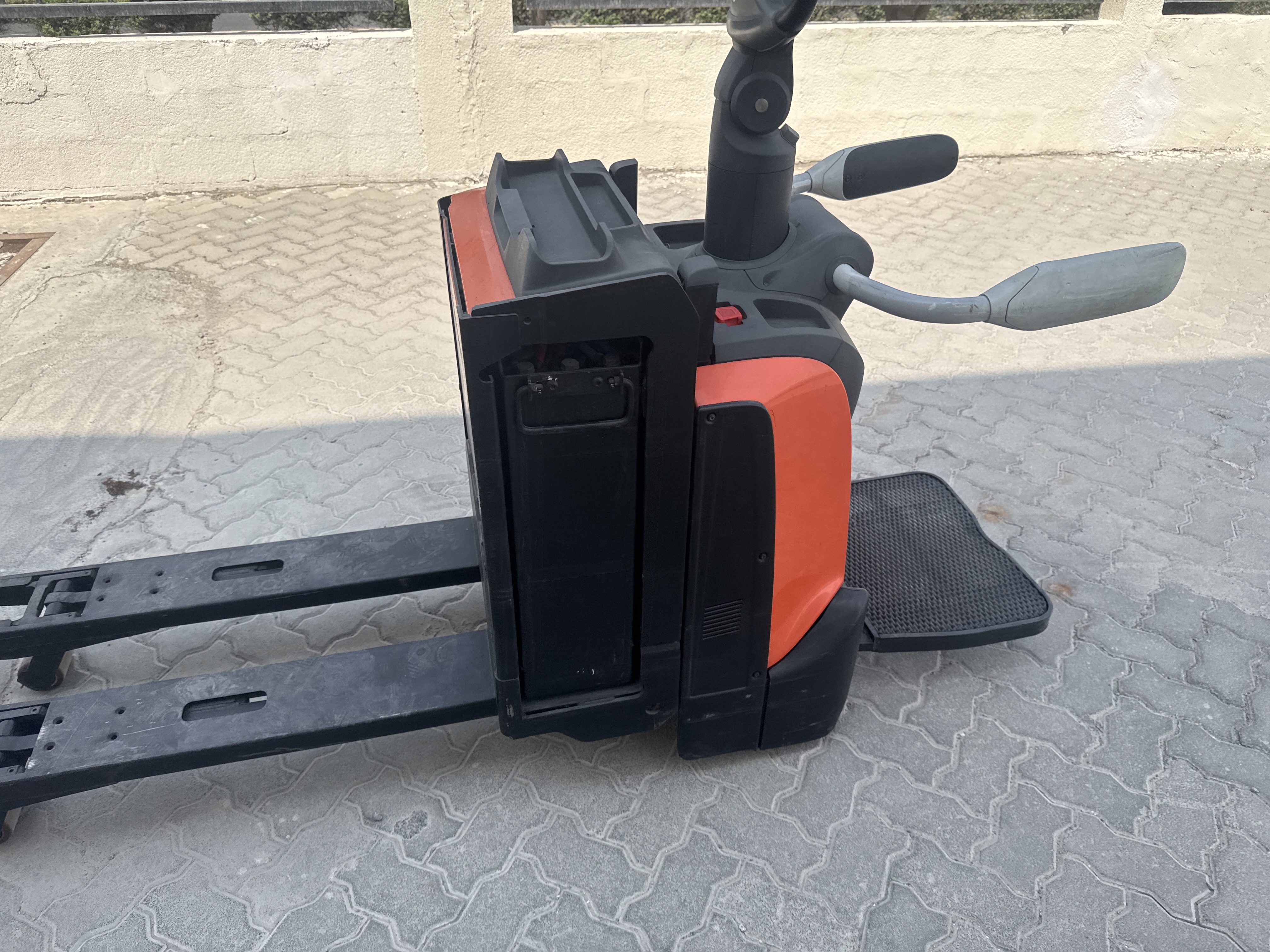 PTM-003-Toyota-Levio-LPE200-Pallet-trucks-inspection-Structure-Paint-1