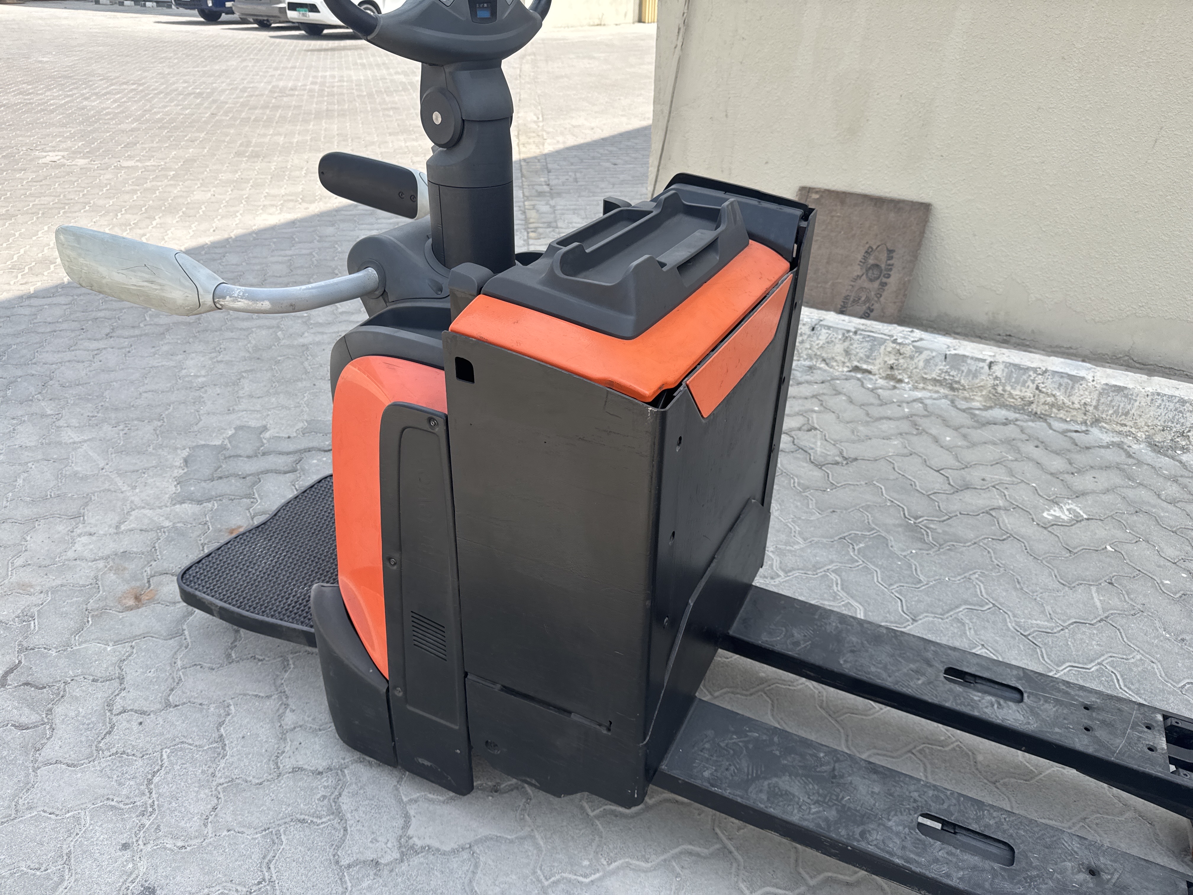 PTM-003-Toyota-Levio-LPE200-Pallet-trucks-inspection-Structure-Paint-1