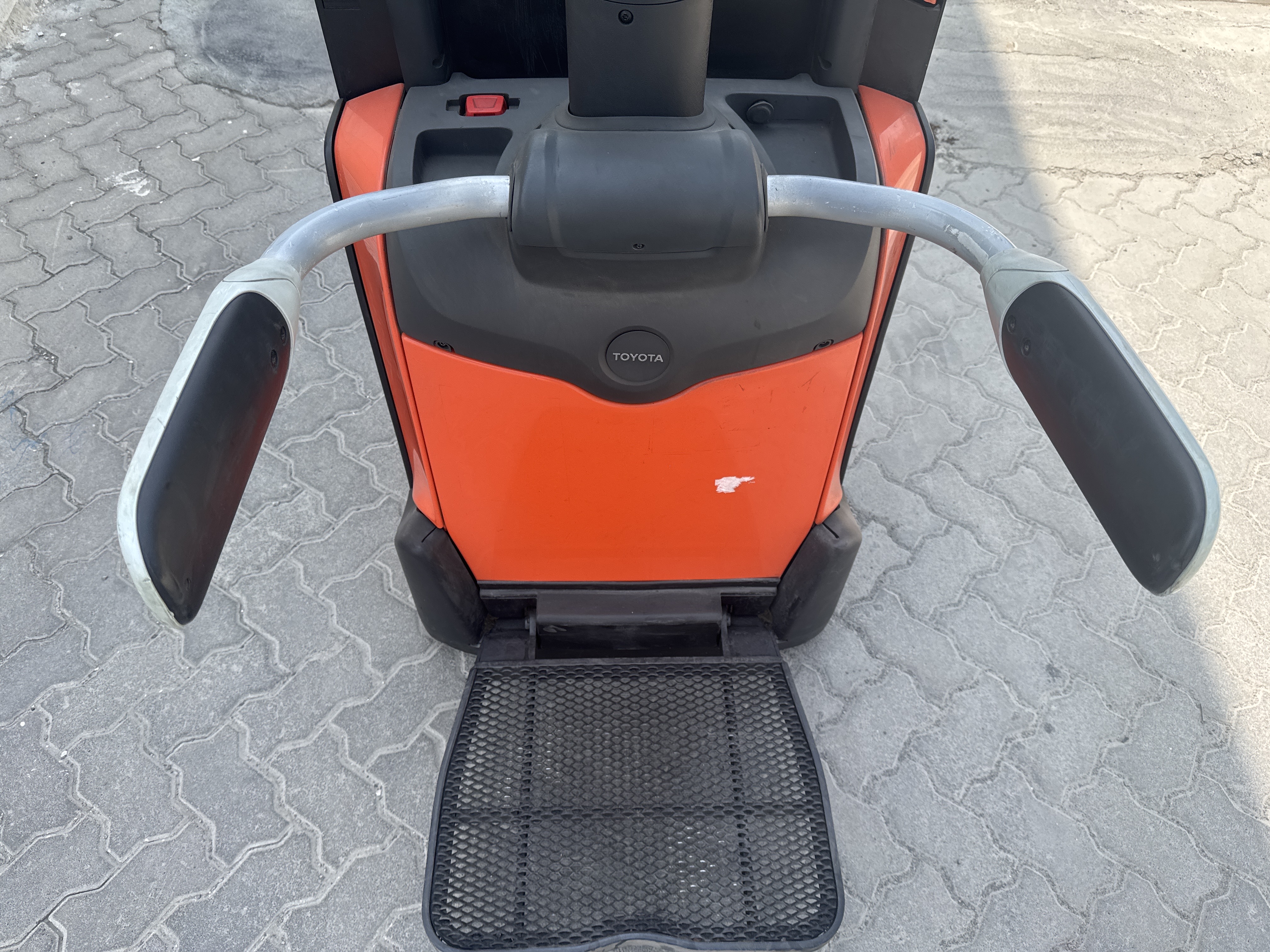 PTM-003-Toyota-Levio-LPE200-Pallet-trucks-inspection-Structure-Protective-frame-1