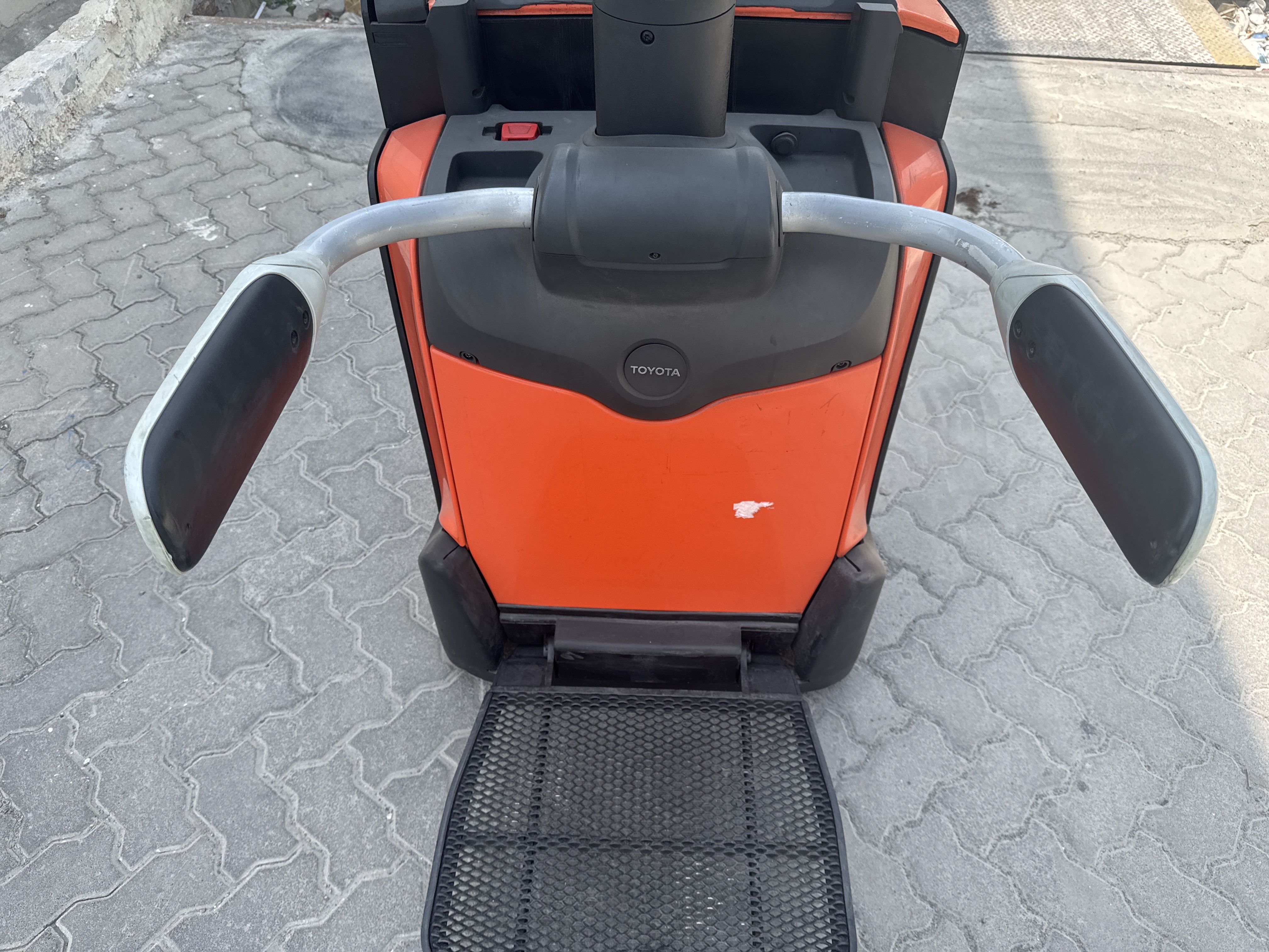 PTM-003-Toyota-Levio-LPE200-Pallet-trucks-inspection-Structure-Protective-frame-1