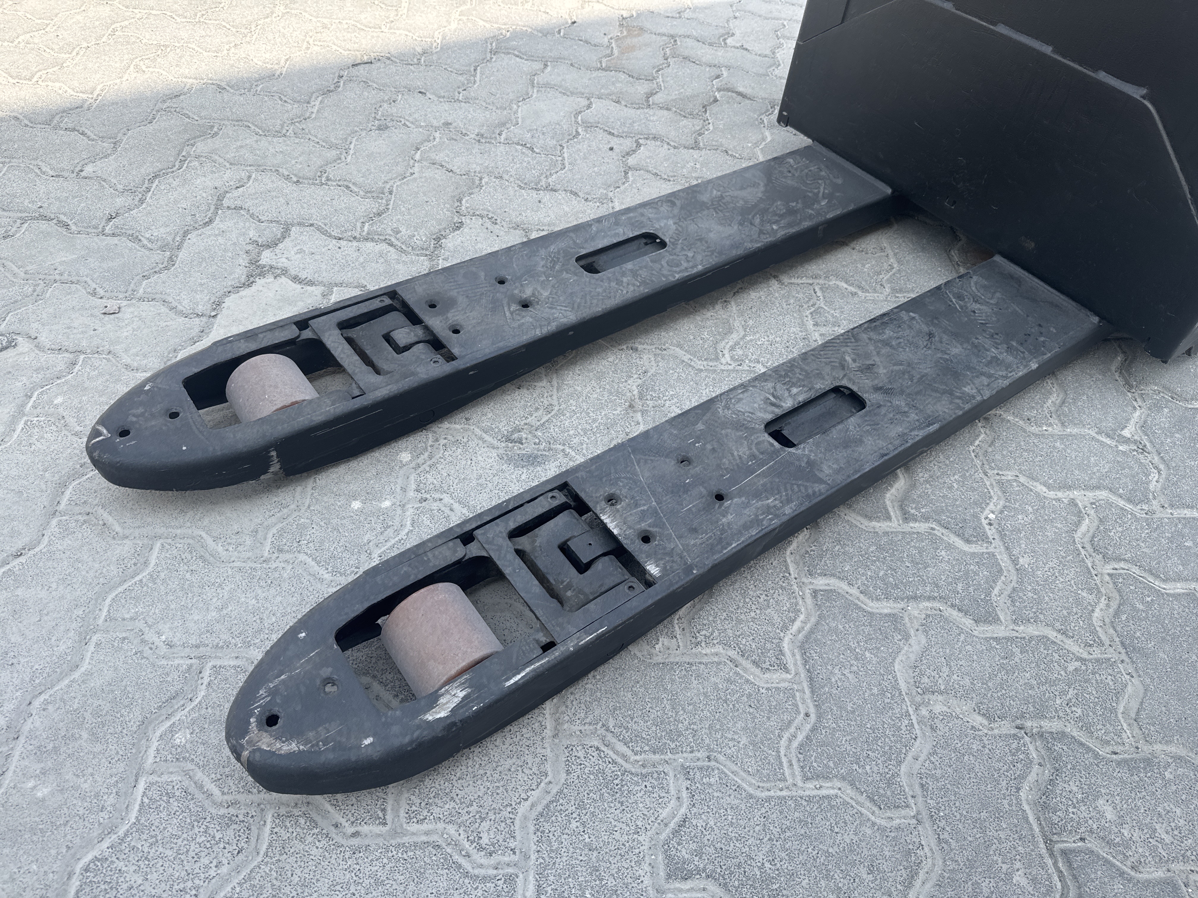 PTM-003-Toyota-Levio-LPE200-Pallet-trucks-inspection-Chassis-Forks-1