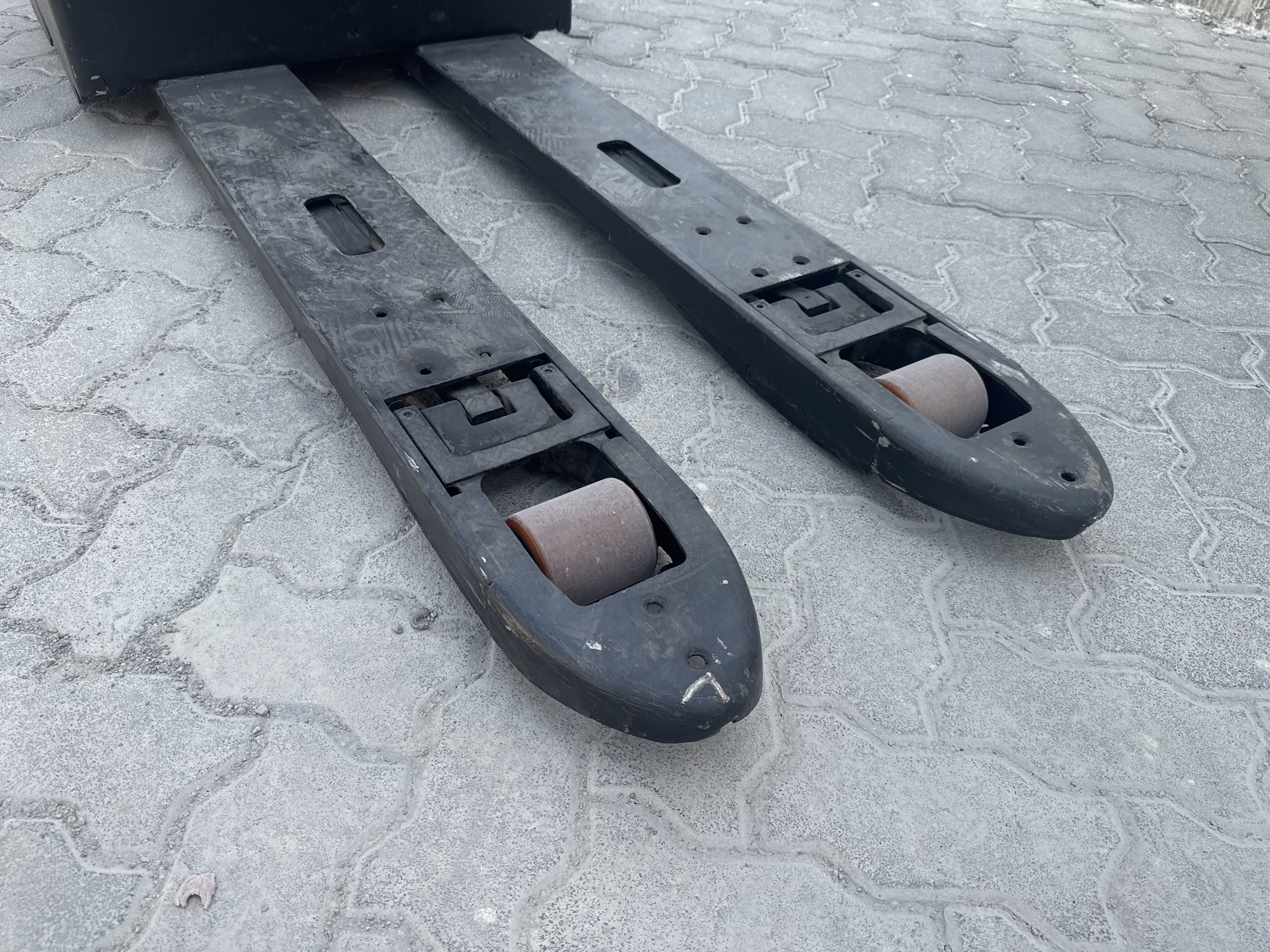 PTM-003-Toyota-Levio-LPE200-Pallet-trucks-inspection-Chassis-Forks-1